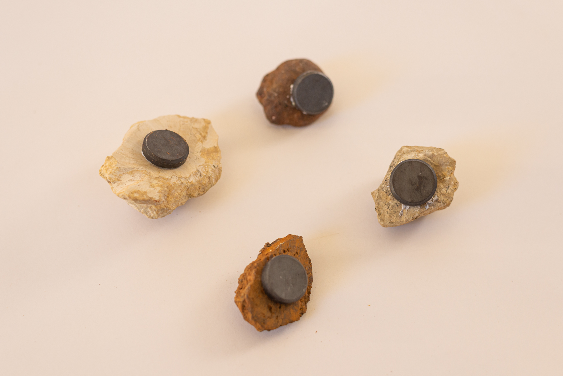 Magnets "ŝtonoj kaj ŝeloj"