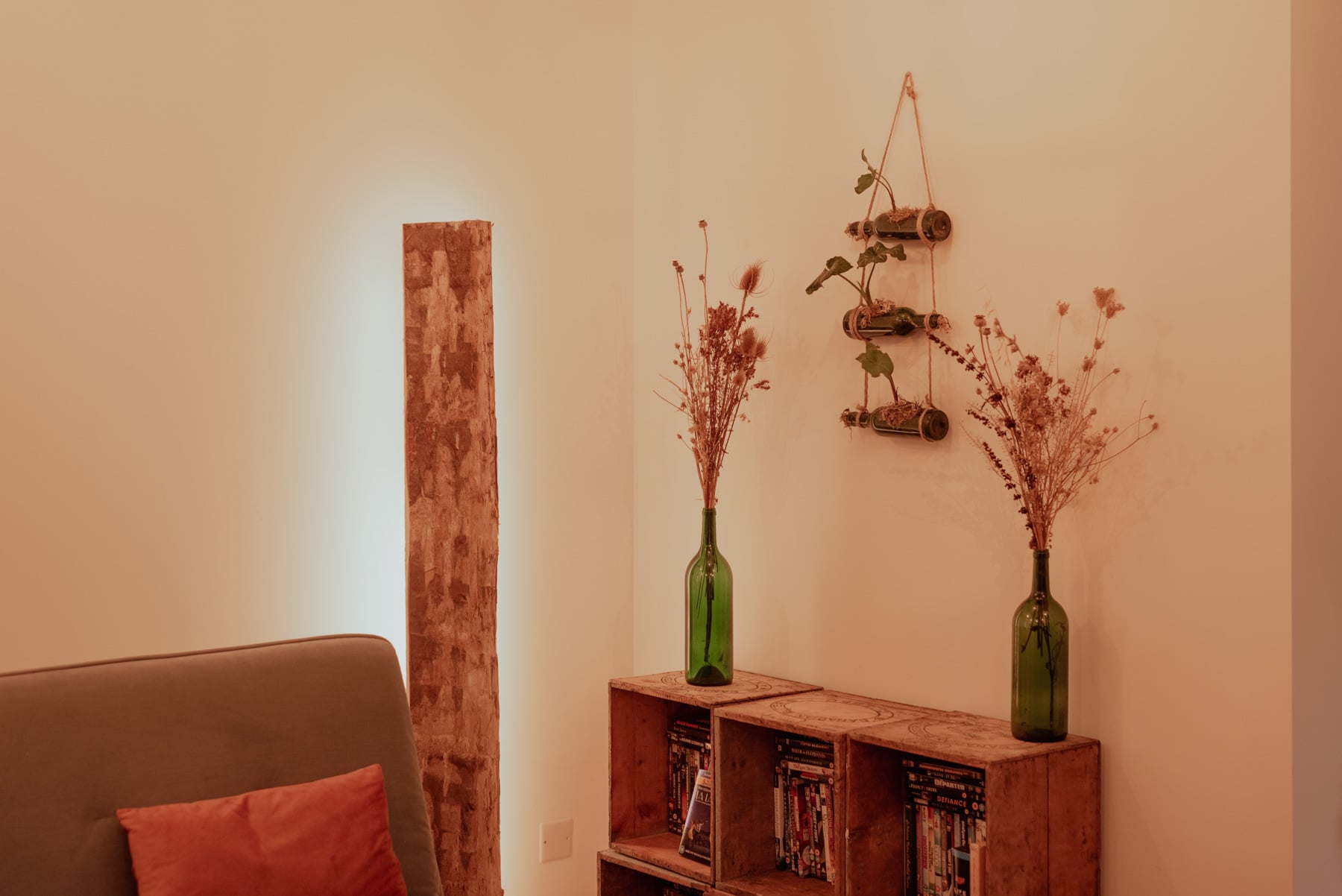 Jardinière "pendantaj boteloj " (Arum)