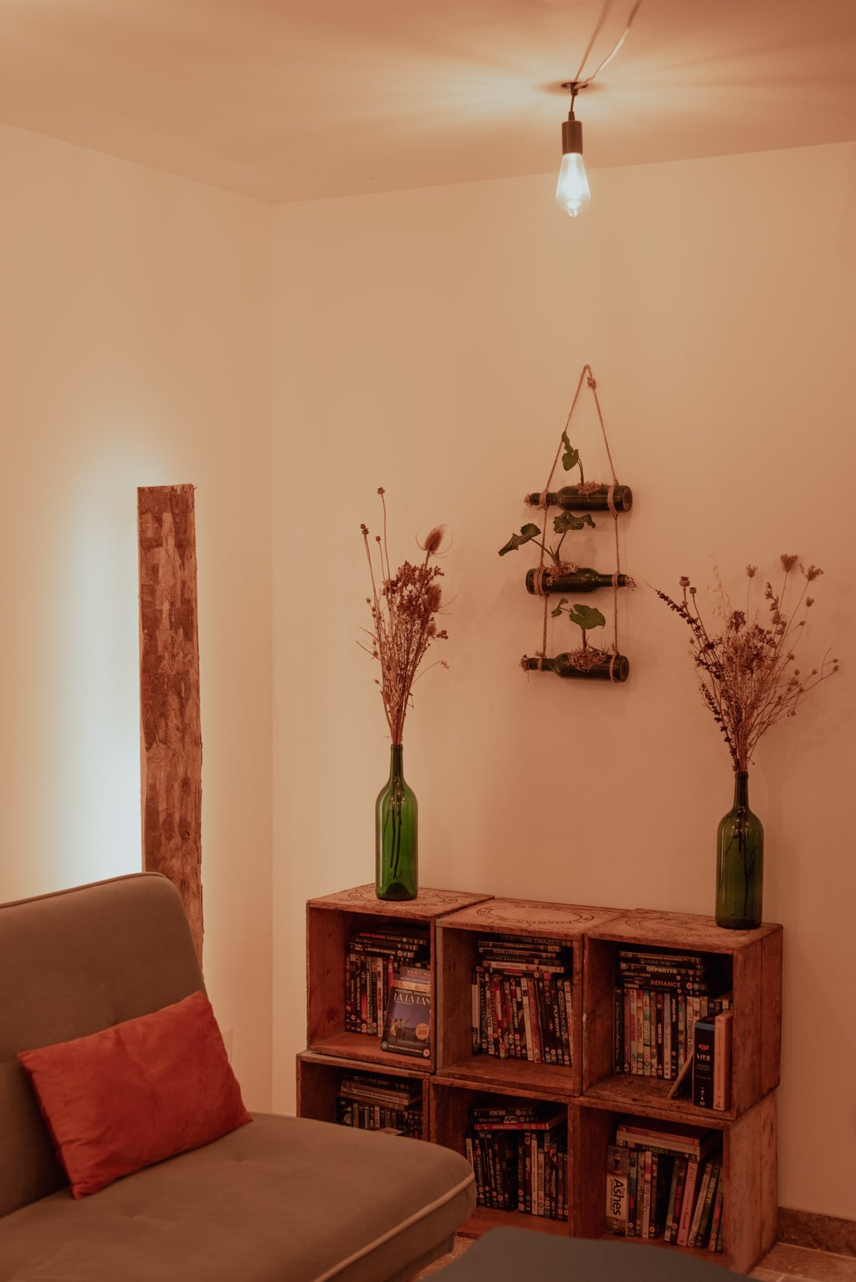 Jardinière "pendantaj boteloj " (Arum)