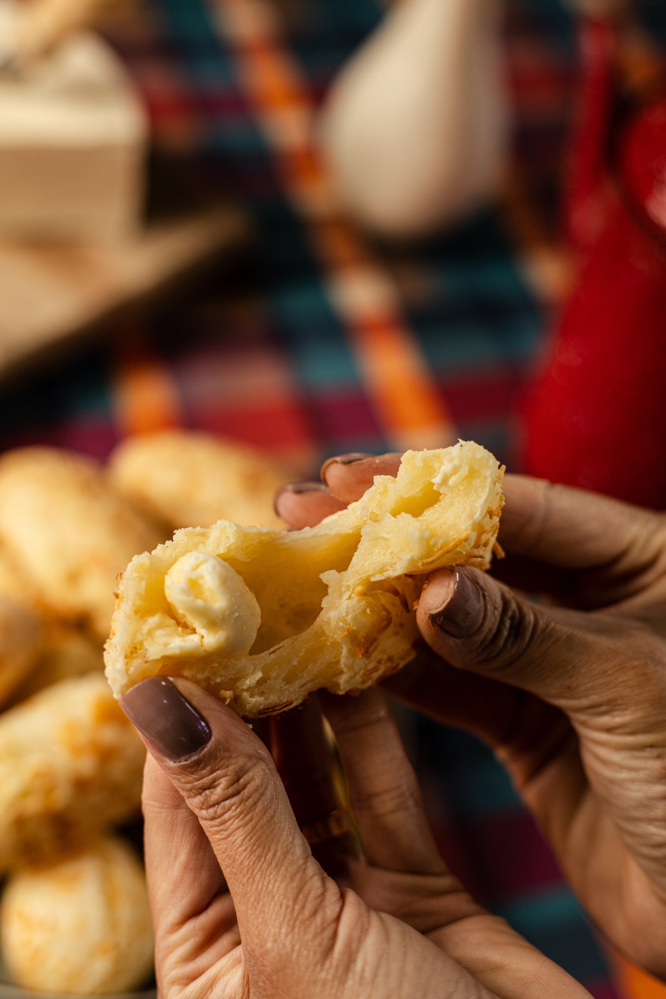 PÃO DE QUEIJO RECHEADO COM REQUEIJÃO