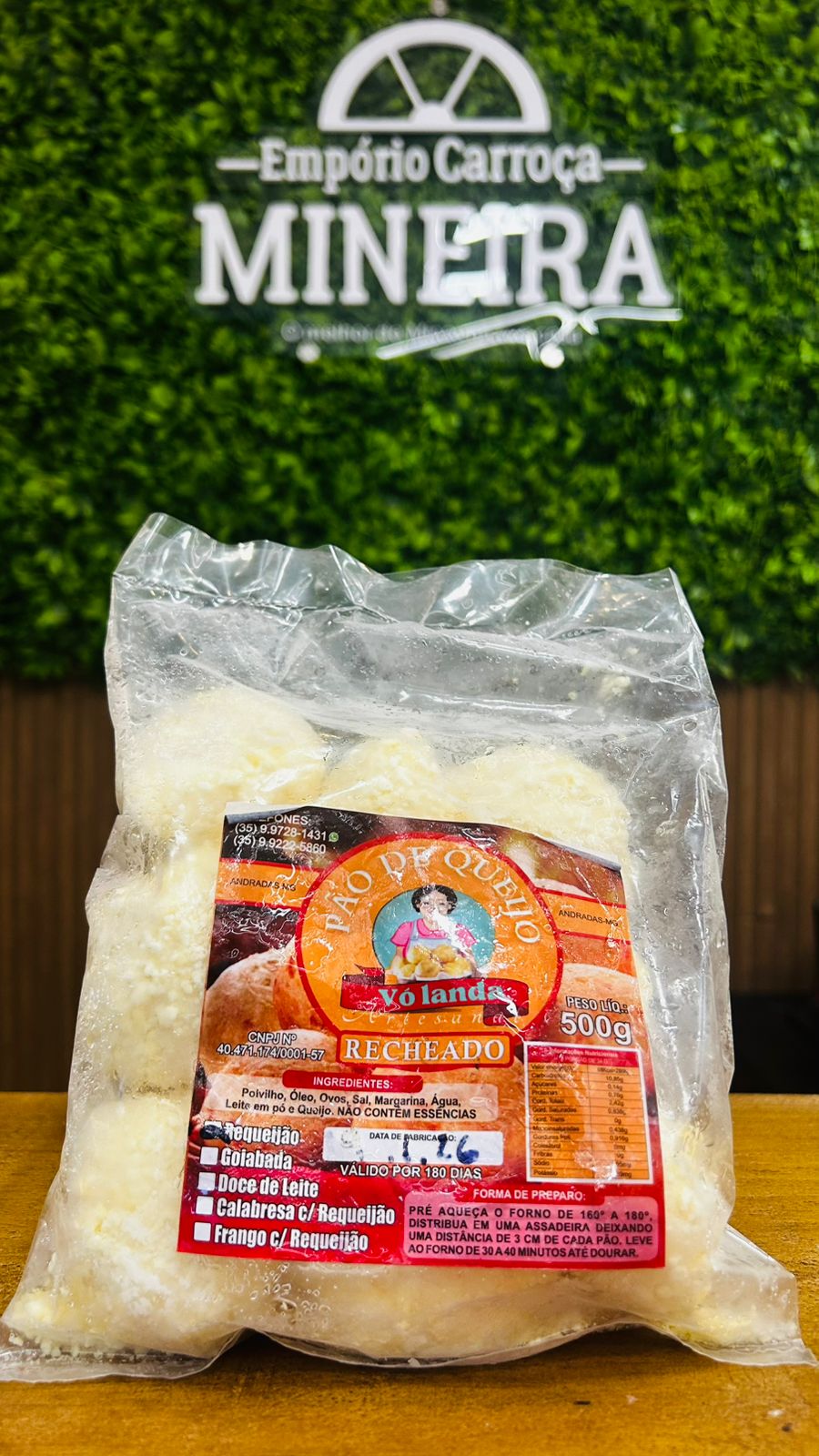 PÃO DE QUEIJO RECHEADO COM REQUEIJÃO