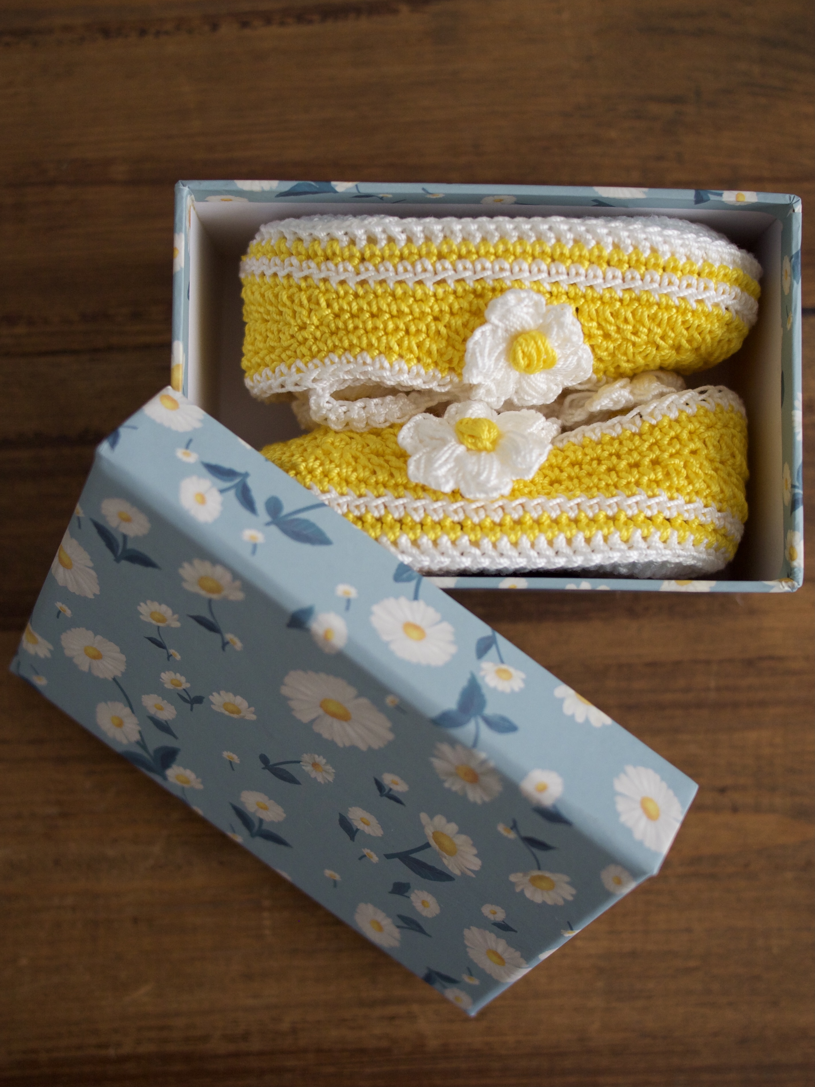 Zapatillas básicas crochet con flores - Bebés 0 - 3 meses