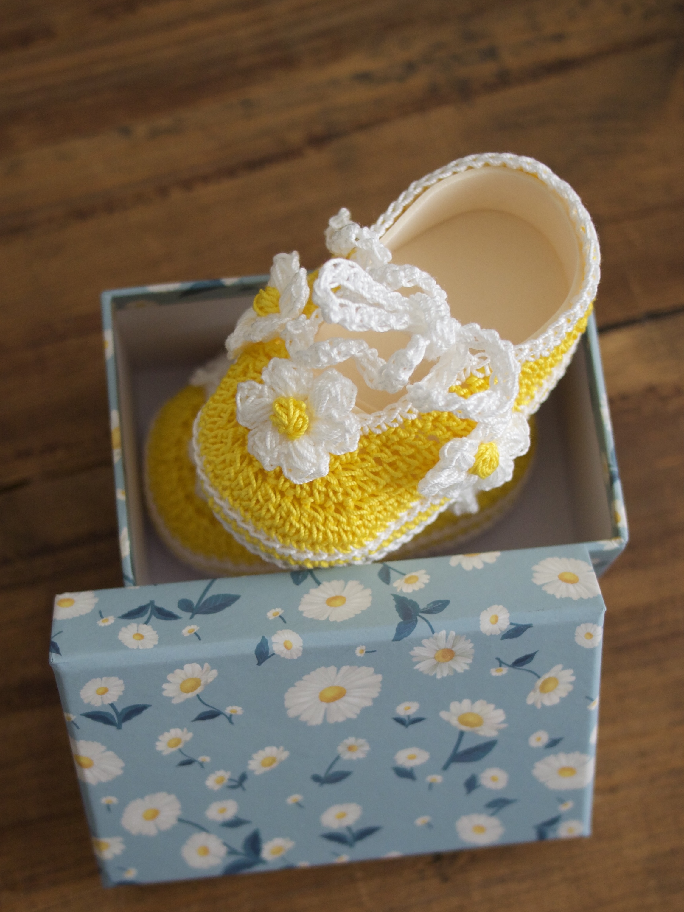 Zapatillas básicas crochet con flores - Bebés 0 - 3 meses