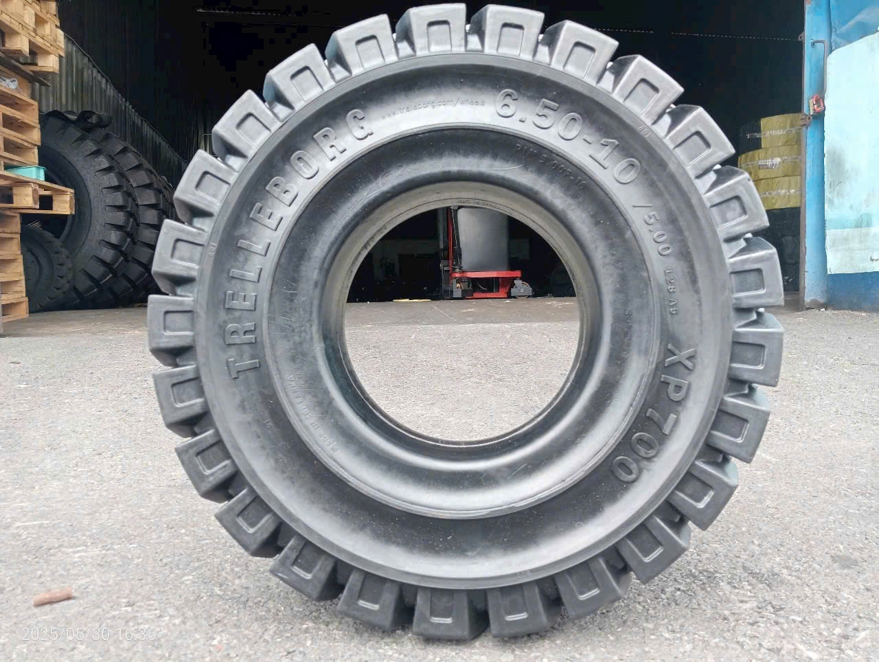 Lốp đặc xe nâng 650-10 Trelleborg