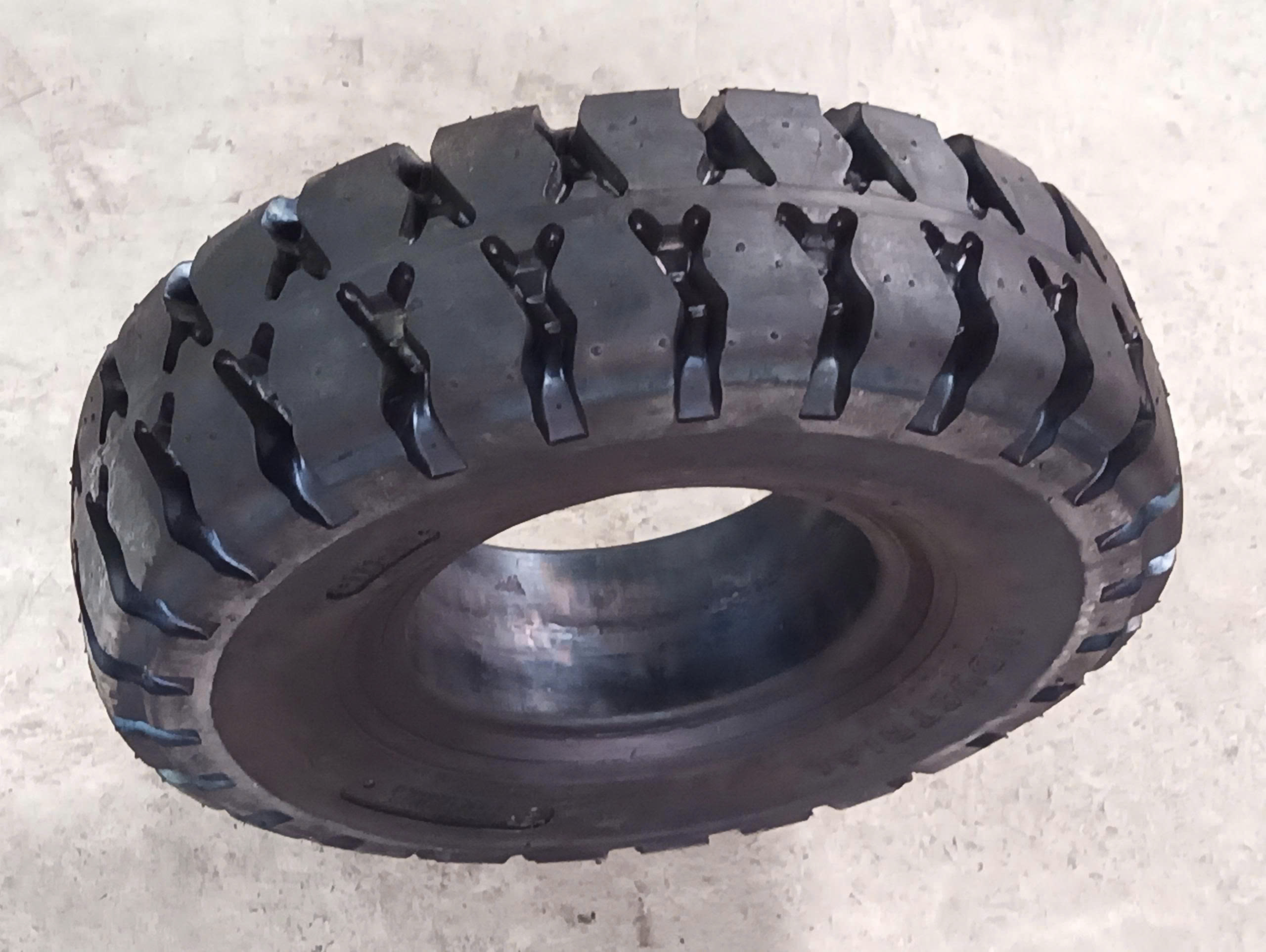 Lốp đặc xe nâng 500-8 Phoenix