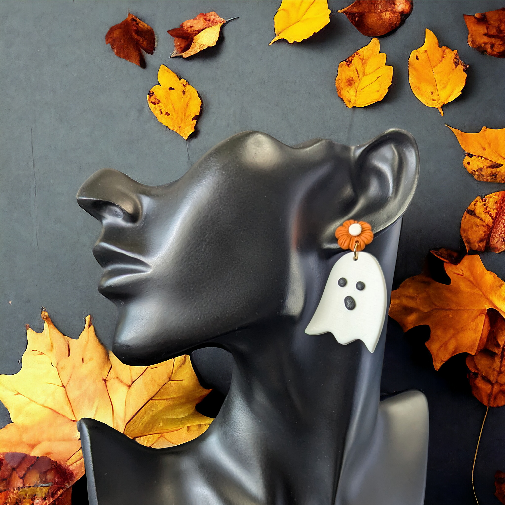 Boucles d'oreilles - Fantôme sur puces fleur orange