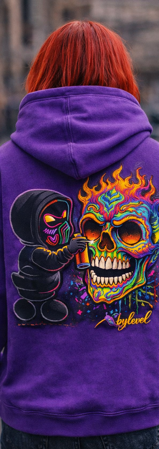 Sudadera morada con arte urbano