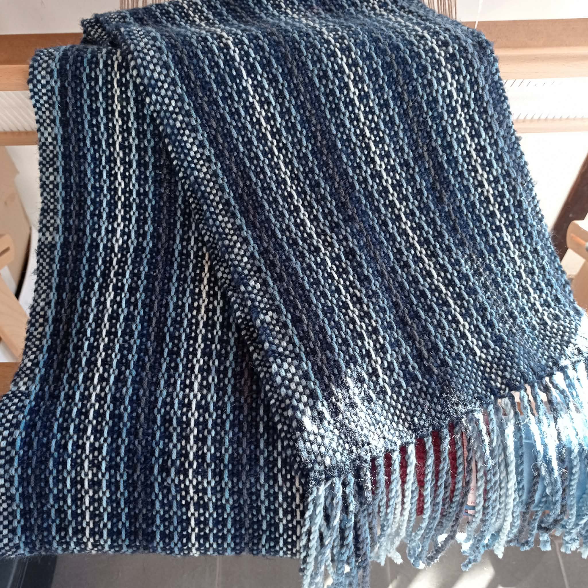 Echarpe tissée main bleue