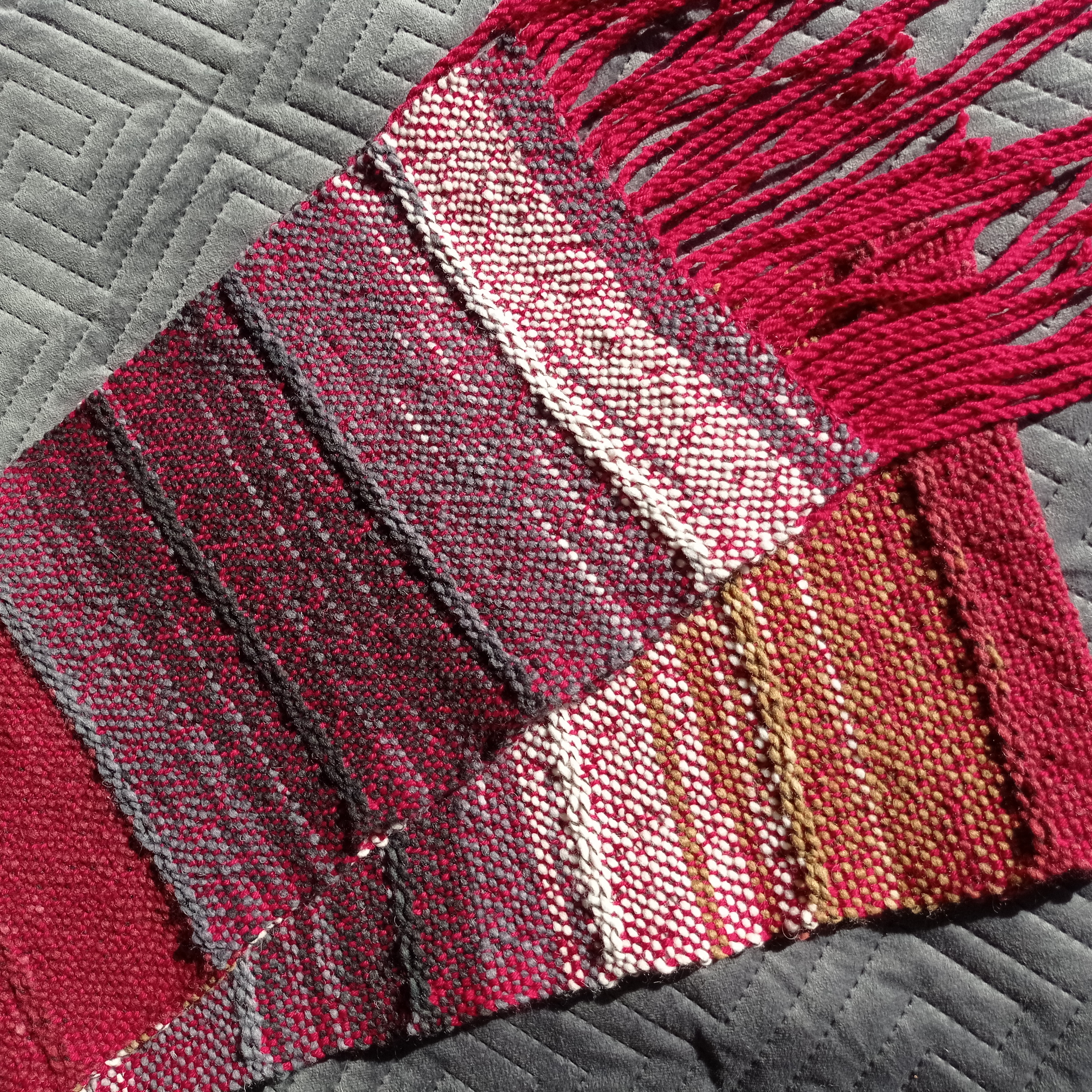 Echarpe rouge noire et dégradés