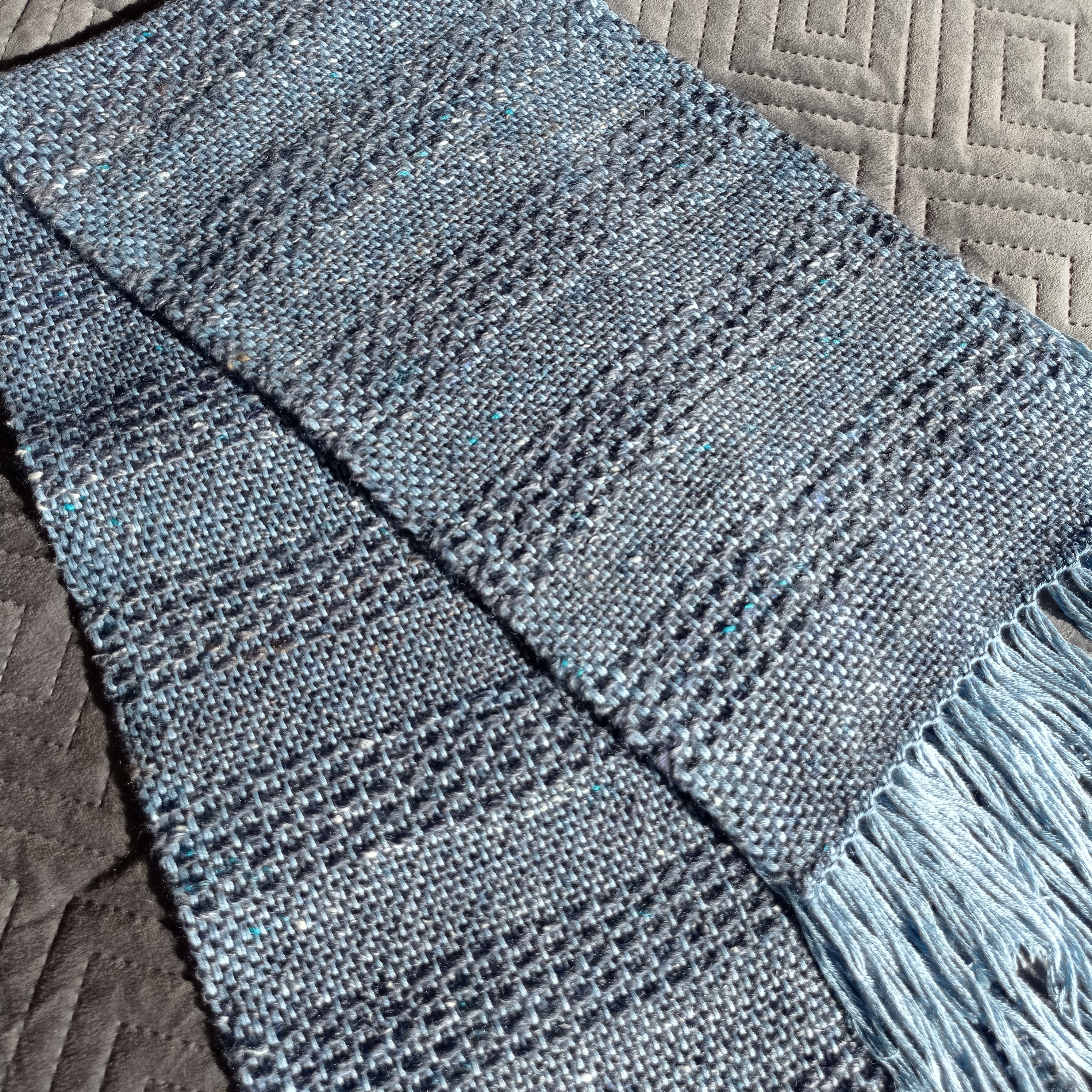 Echarpe bleue avec soie