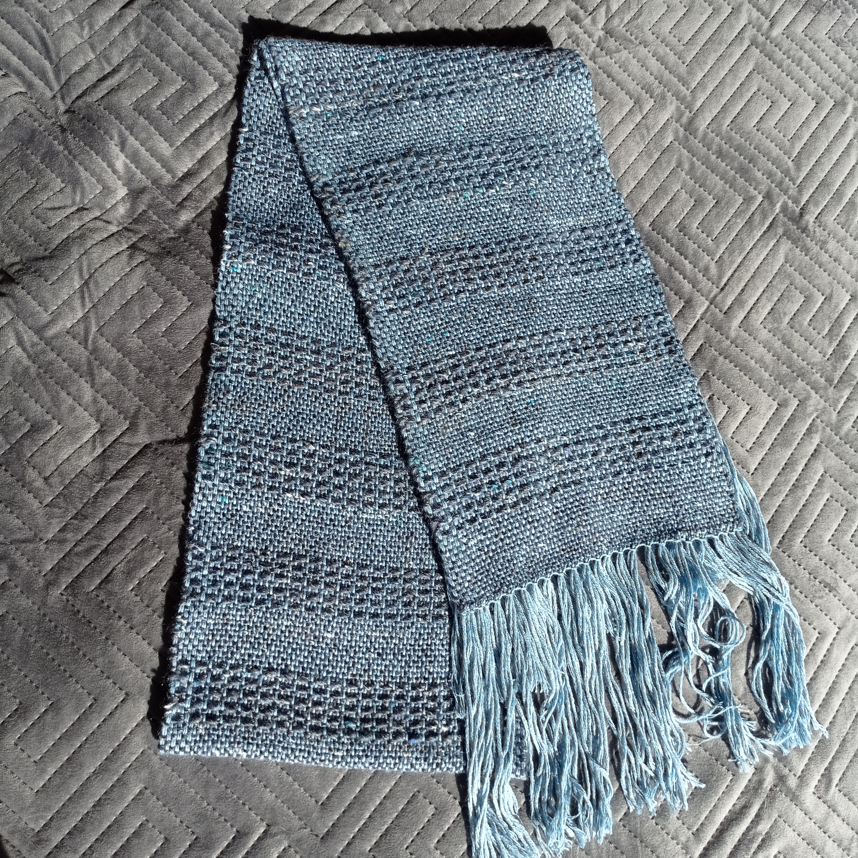 Echarpe bleue avec soie