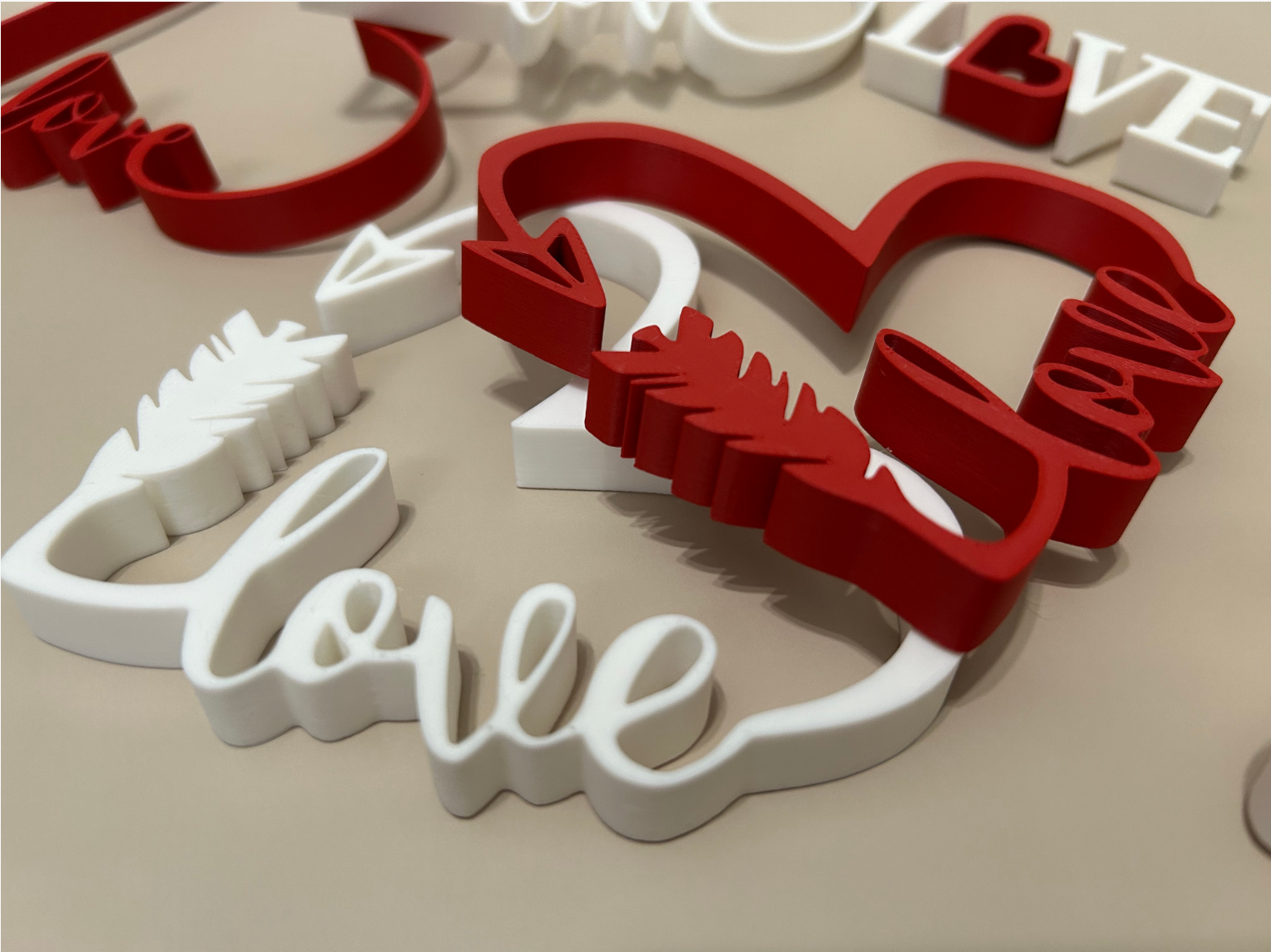 Escultura Decorativa de Coração e Flecha