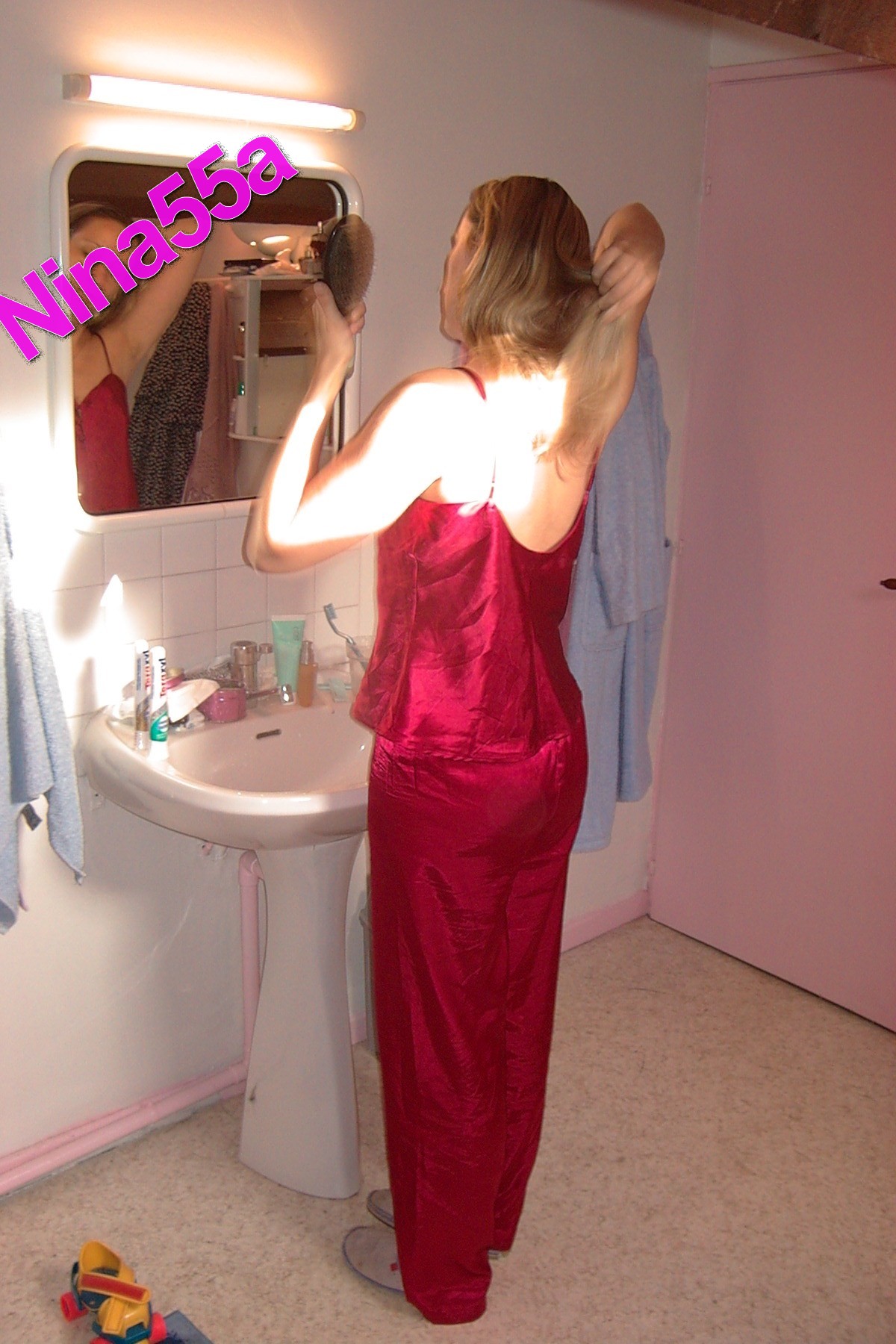 Nina Reality N°24  2 octobre 2004 11 photos format 10X15