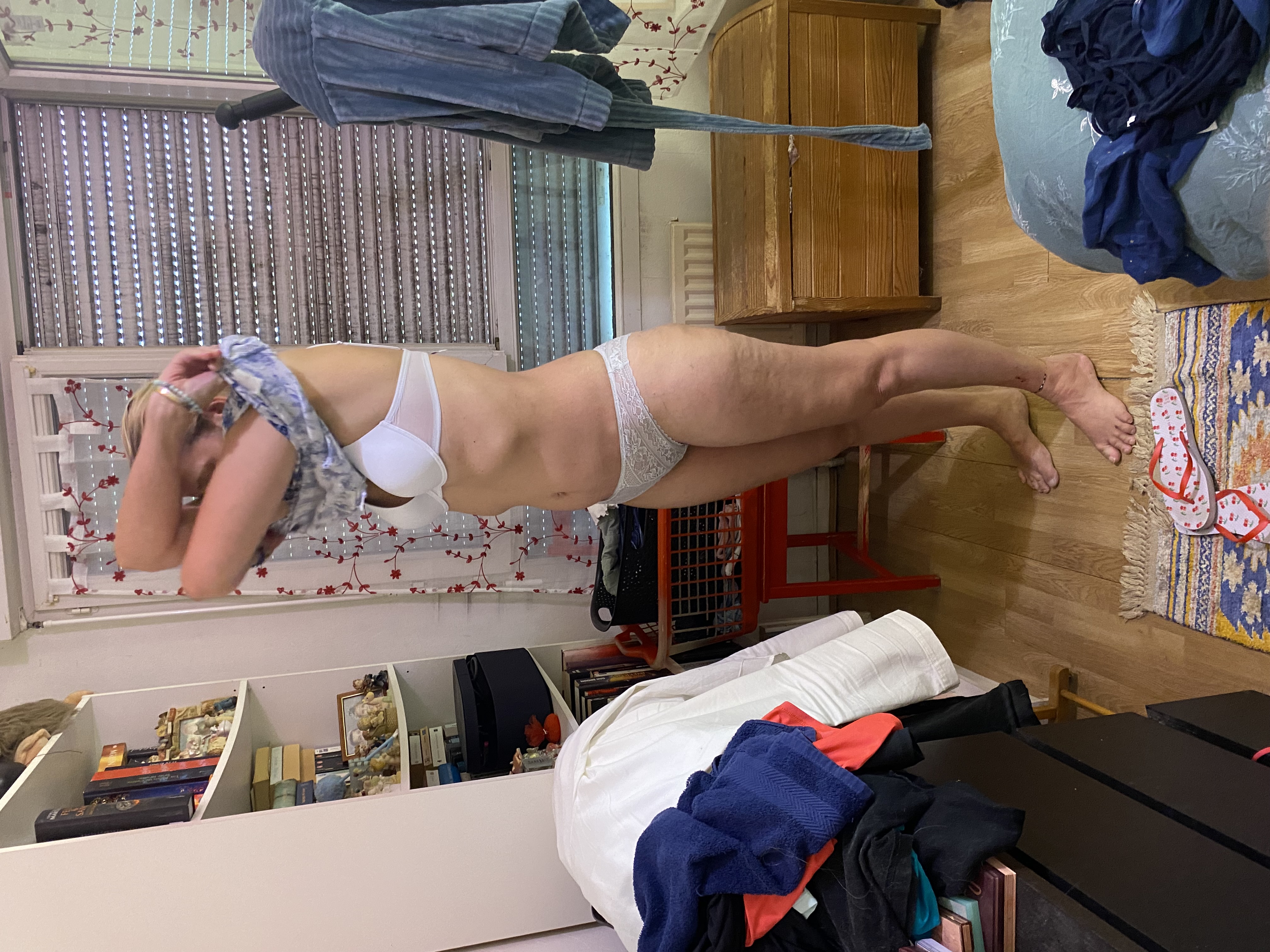 Je vous propose ma culotte, portée quatre journées, juste pour vous.