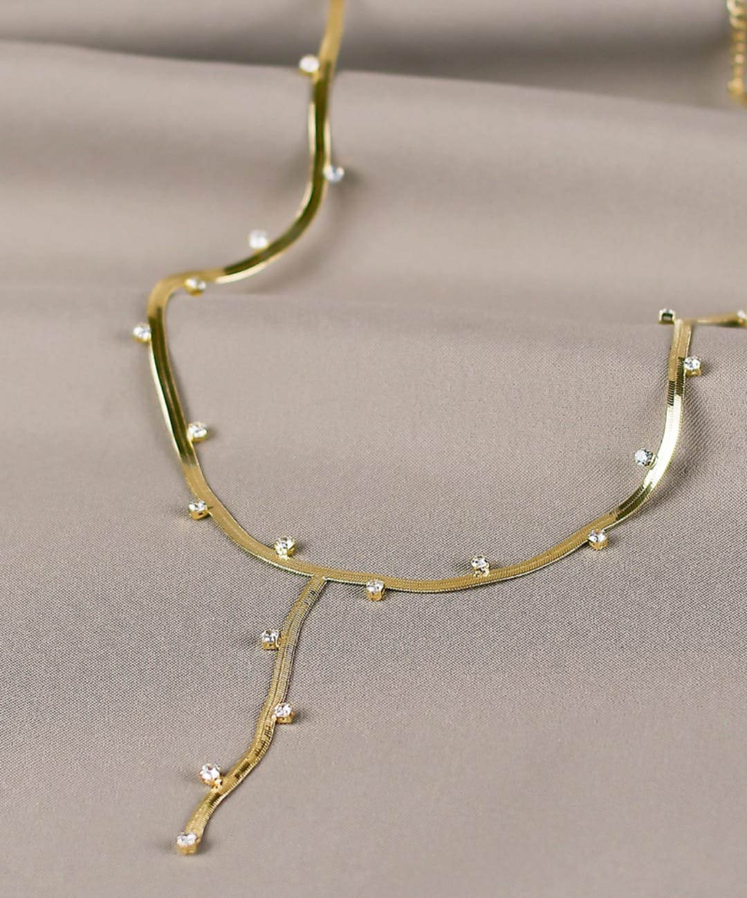 Gargantilha Gravata com Cristais