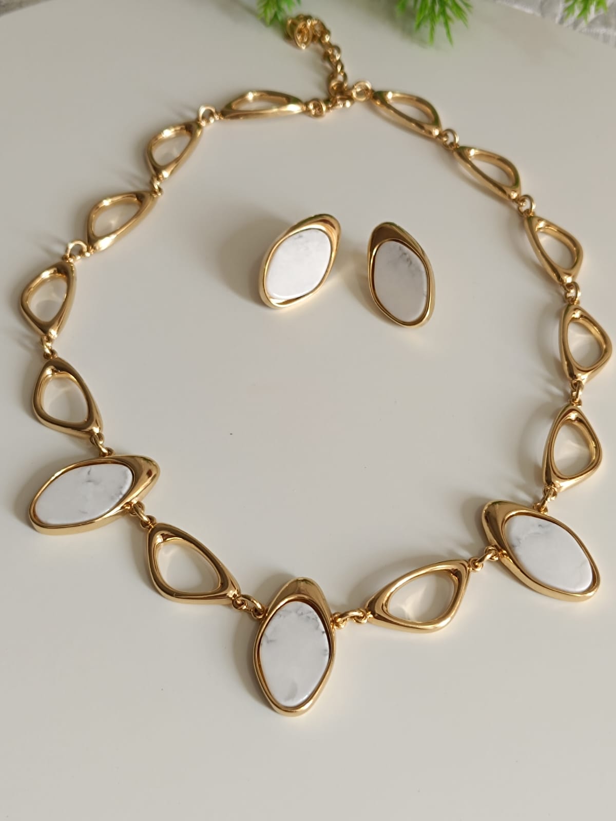 Conjunto Colar e Brinco com Pedras Naturais Howlita