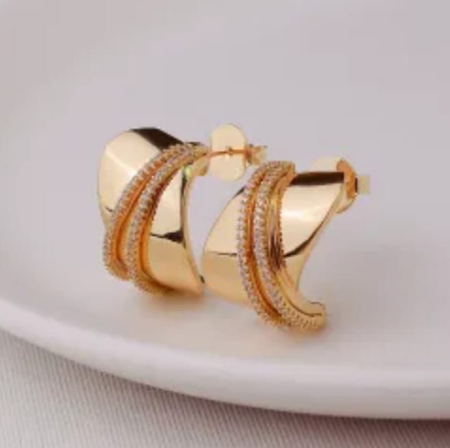 Brinco Elegante Dourado Cravejado