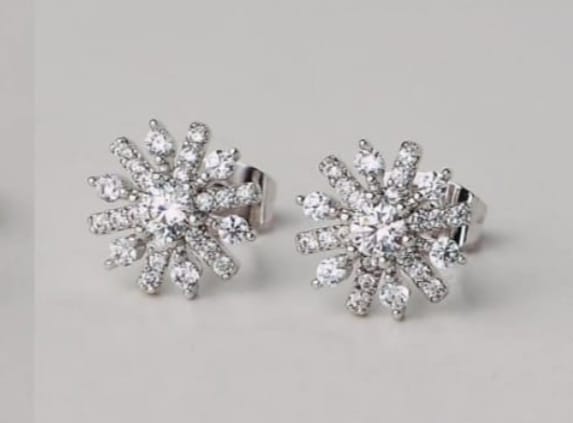 Brinco Cravejado em Ródio