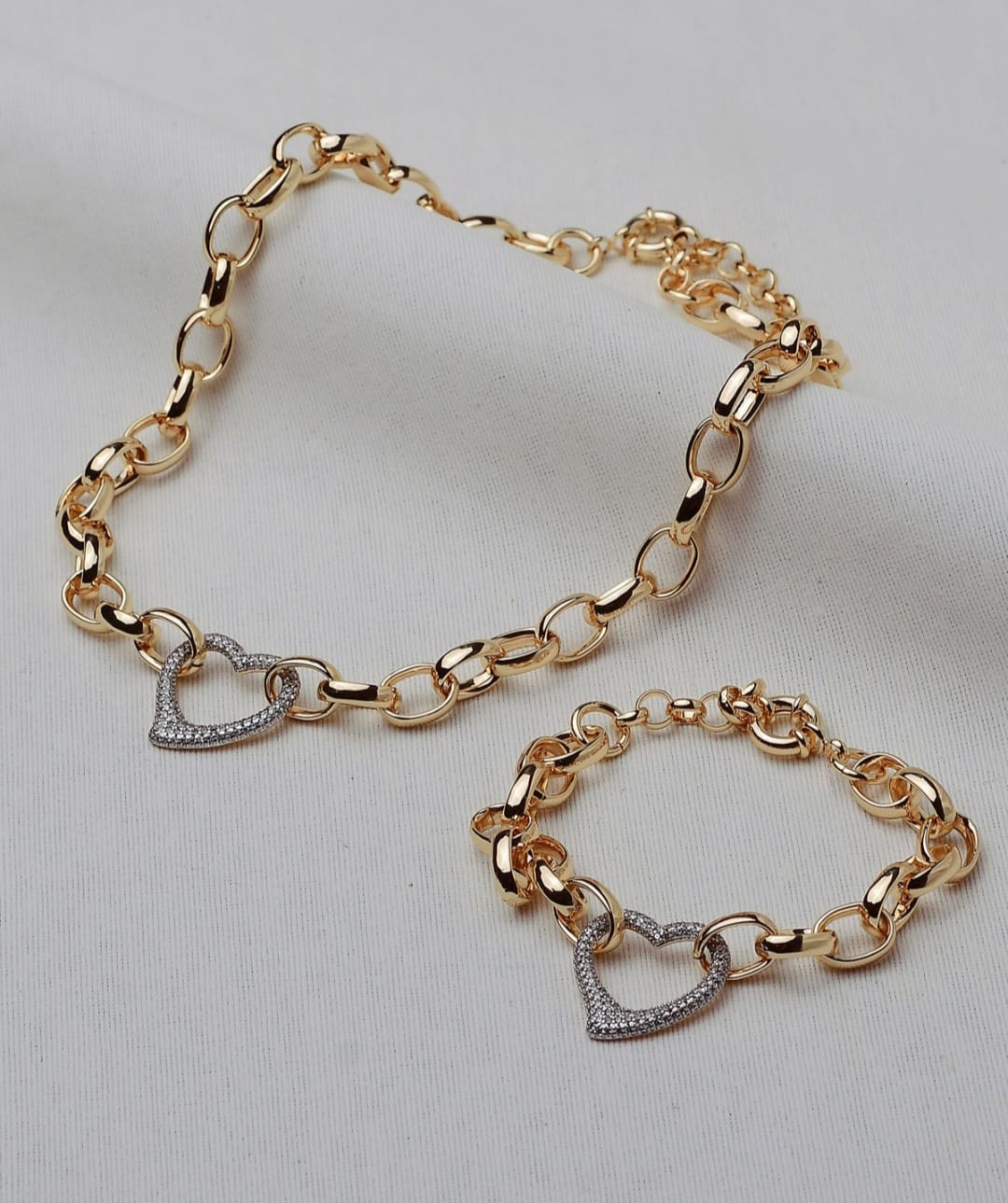 Conjunto de Colar e Pulseira Dourados com Coração 2 Banhos