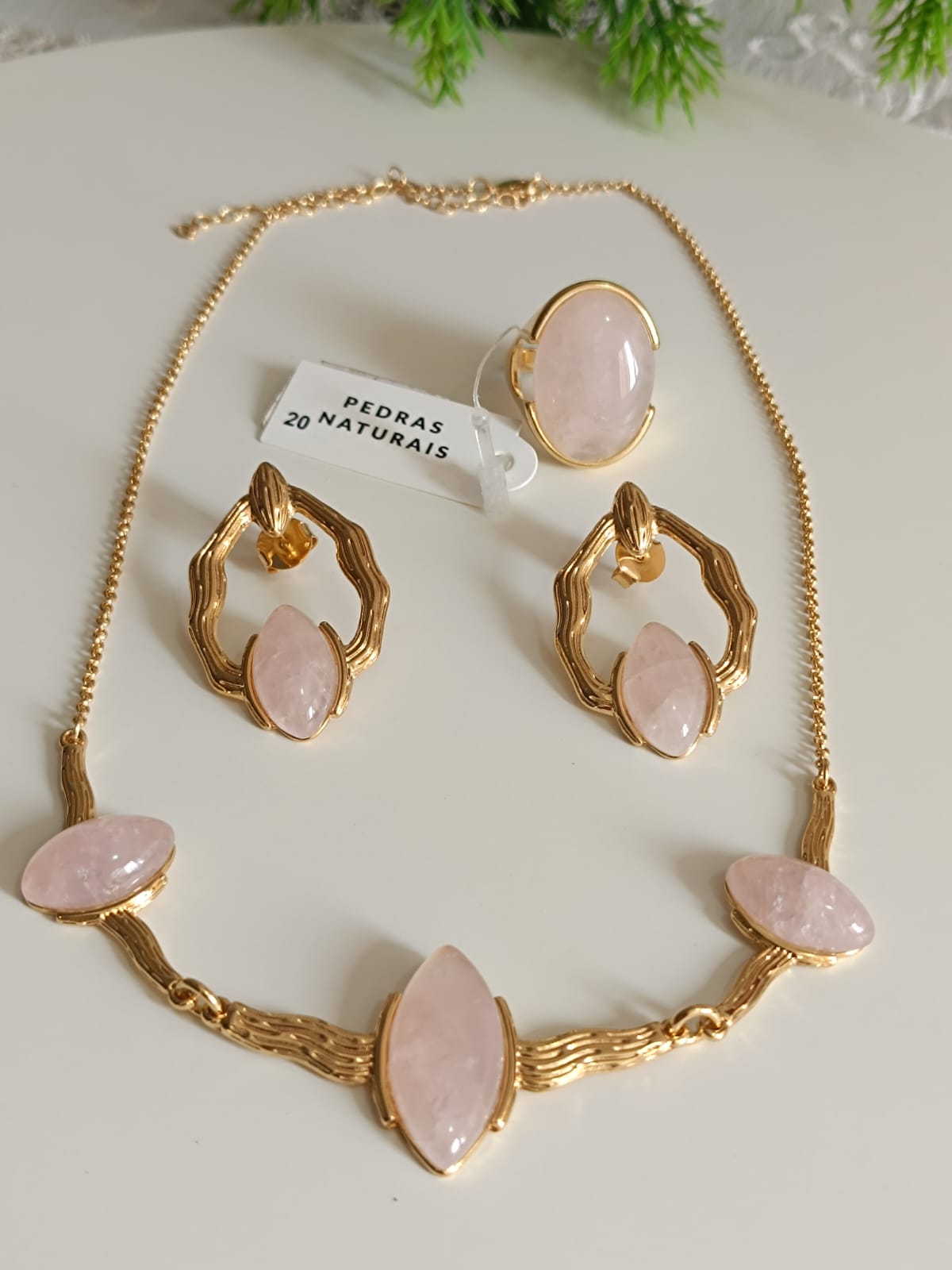 Conjunto Gargantilha Brincos e Anel em Pedra Natural Rosa 