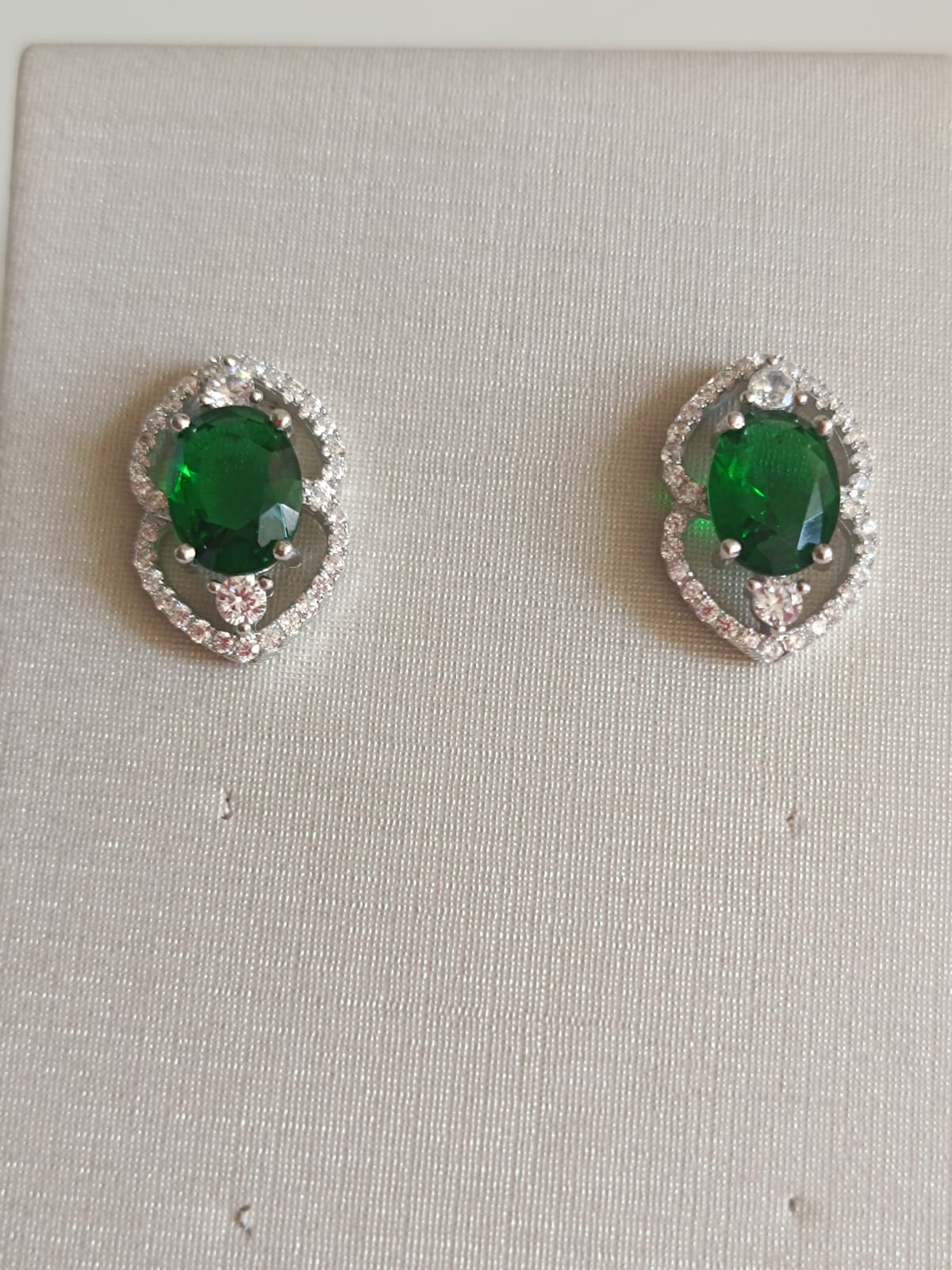 Brincos em Prata 925 Cravejado e com Pedra Verde Esmeralda