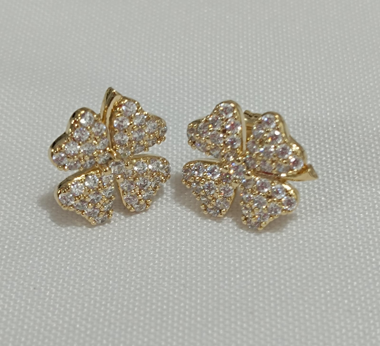 Brinco Trevo Médio Cravejado