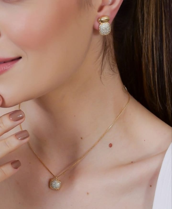 Conjunto de Colar e Brincos Delicado e Cravejado