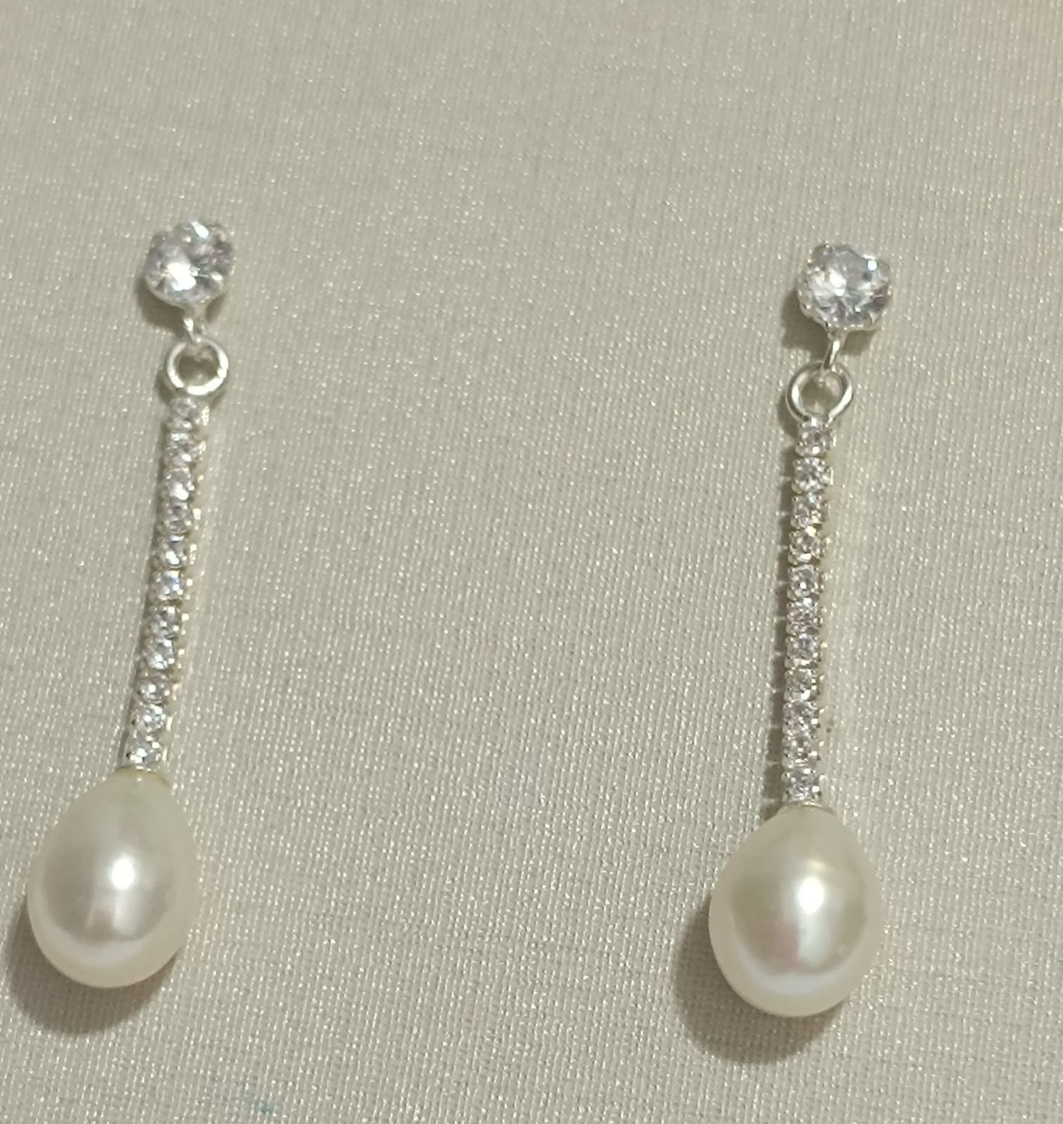 Brinco Longo Cravejado e com Pérola 