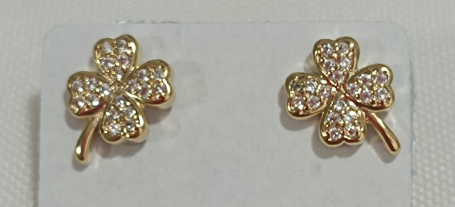 Brinco Trevo Pequeno Cravejado