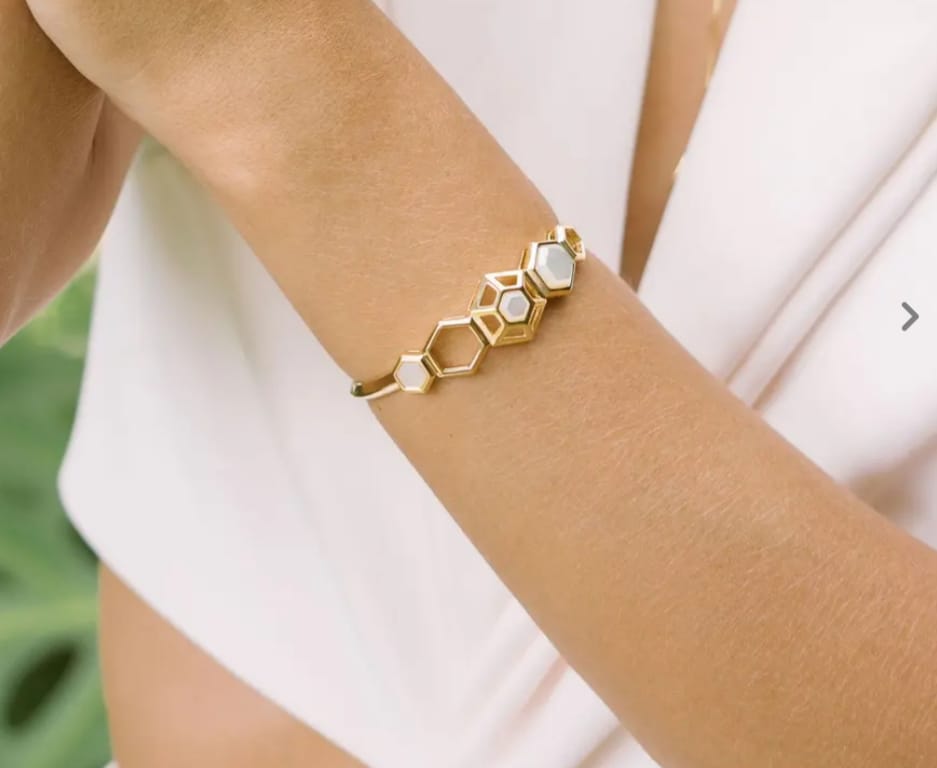 Bracelete Dourado com Madrepérola