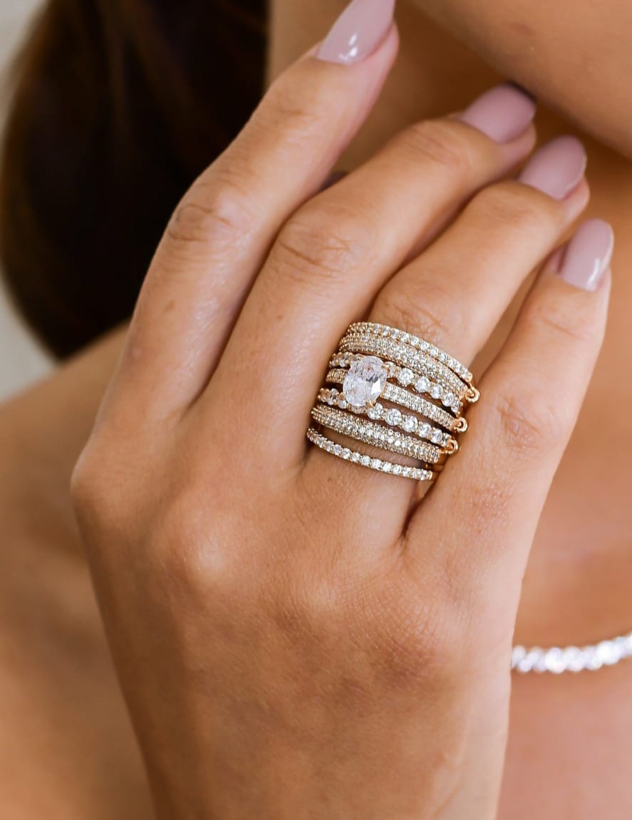 Anel Sete Aros Cravejado com Pedra Central Tam 16