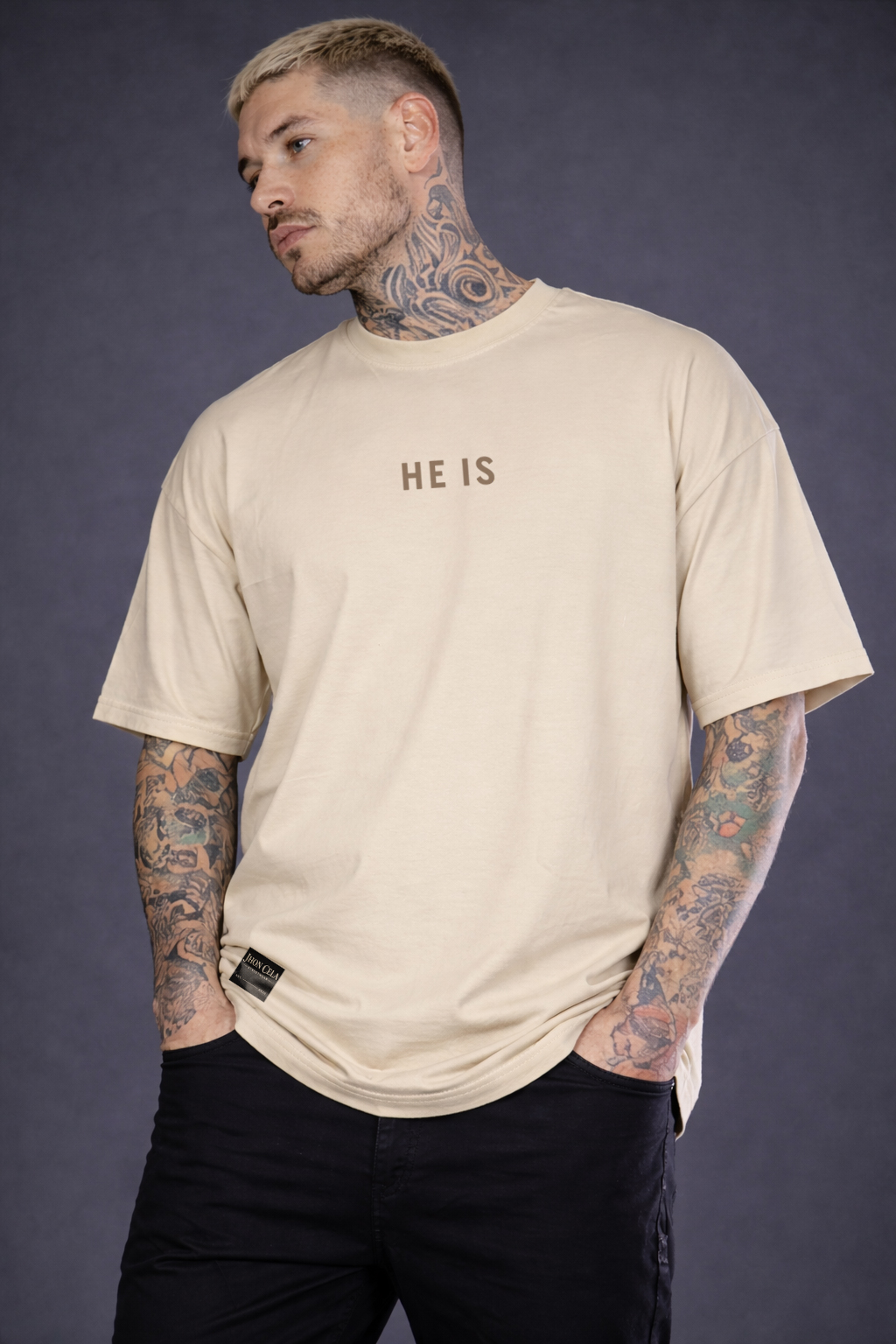 Camiseta Oversized He Is Risen Frente e Verso