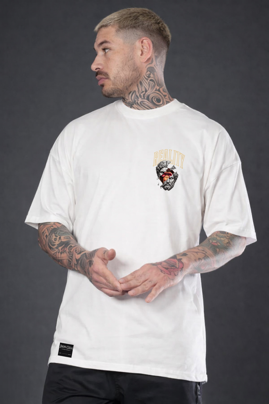 Camiseta Oversized Reality Hides Behind Frente e Verso