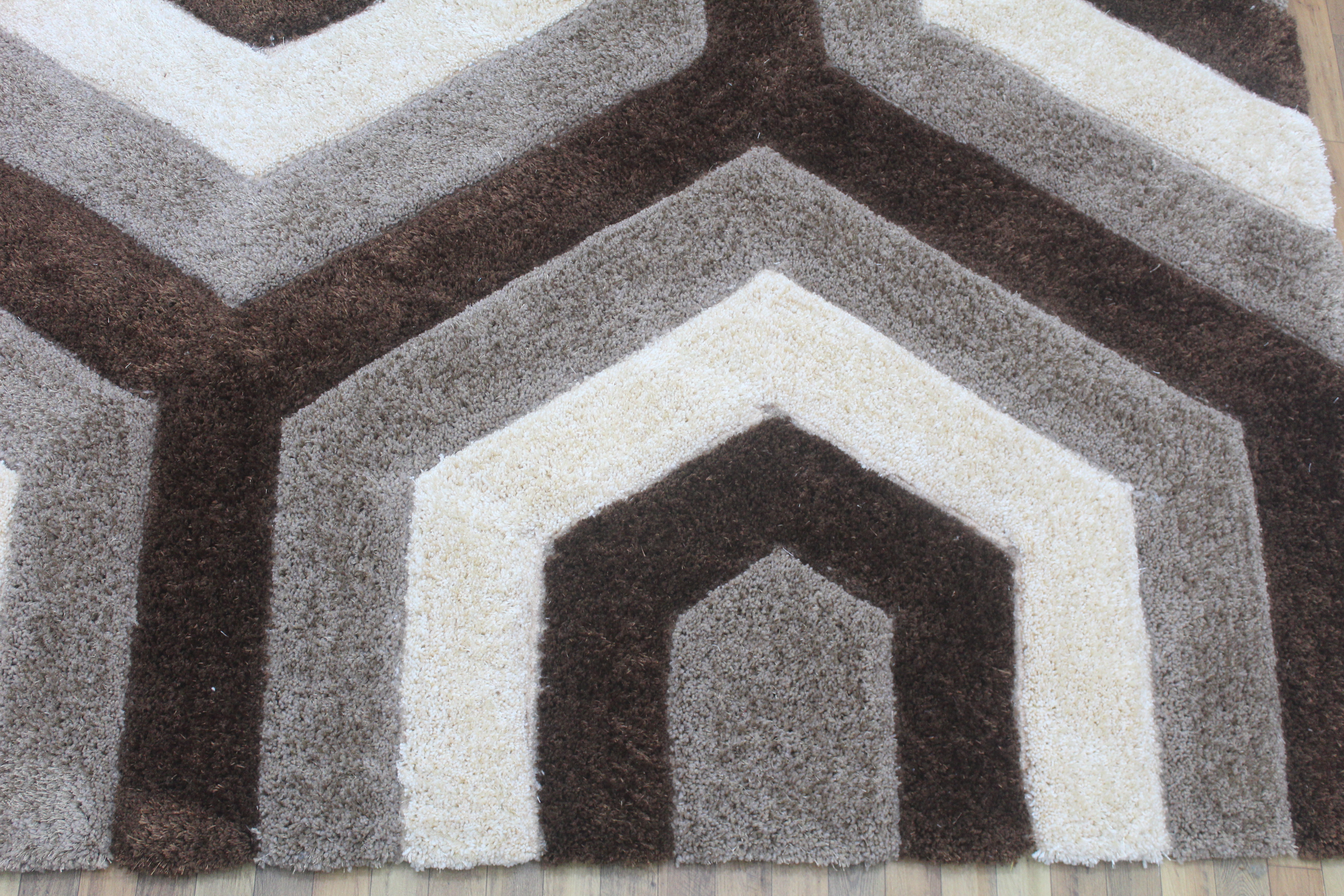 Handmade Shag Wool Rug with Sculpted Geometric Design