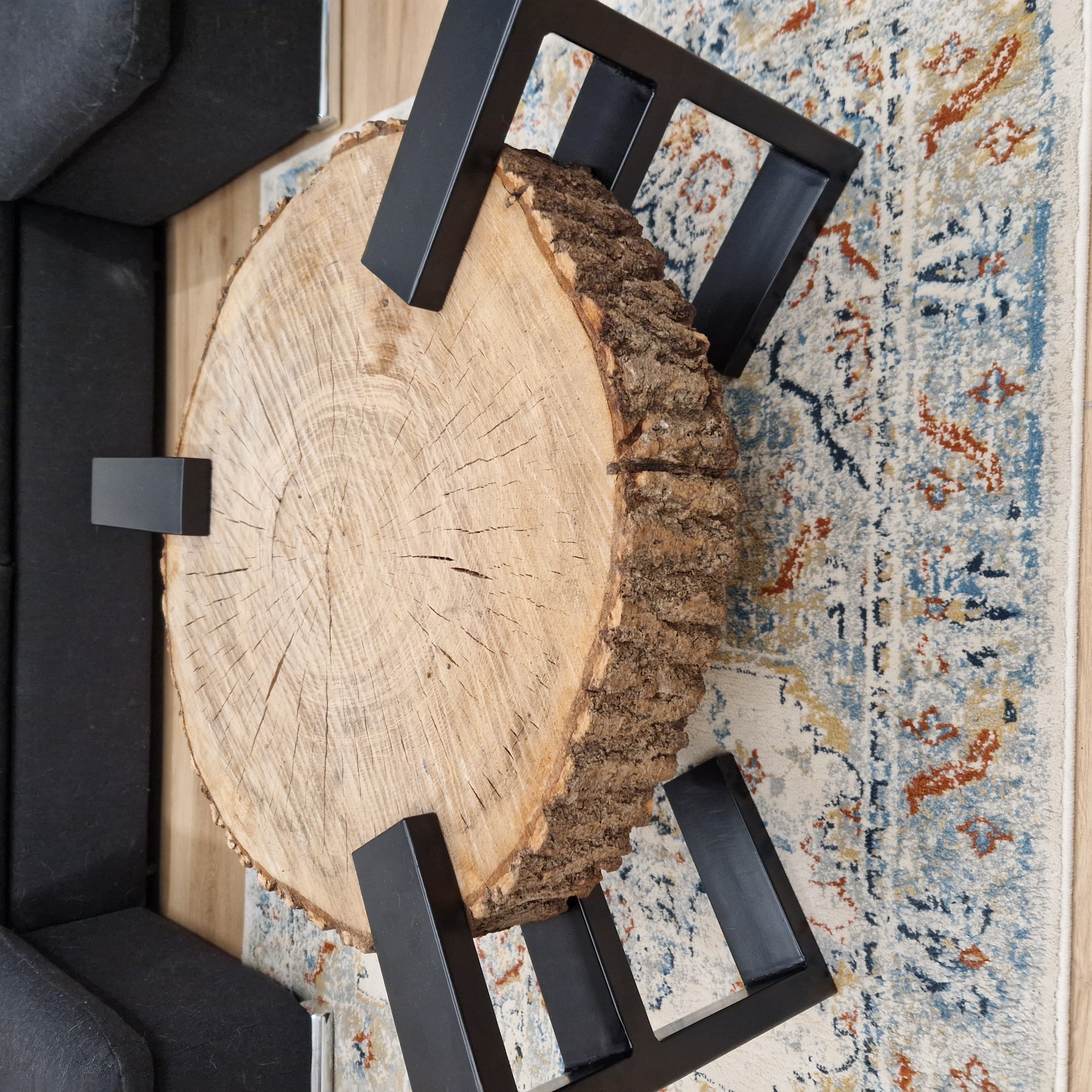 Medžio masyvo kavos staliukas