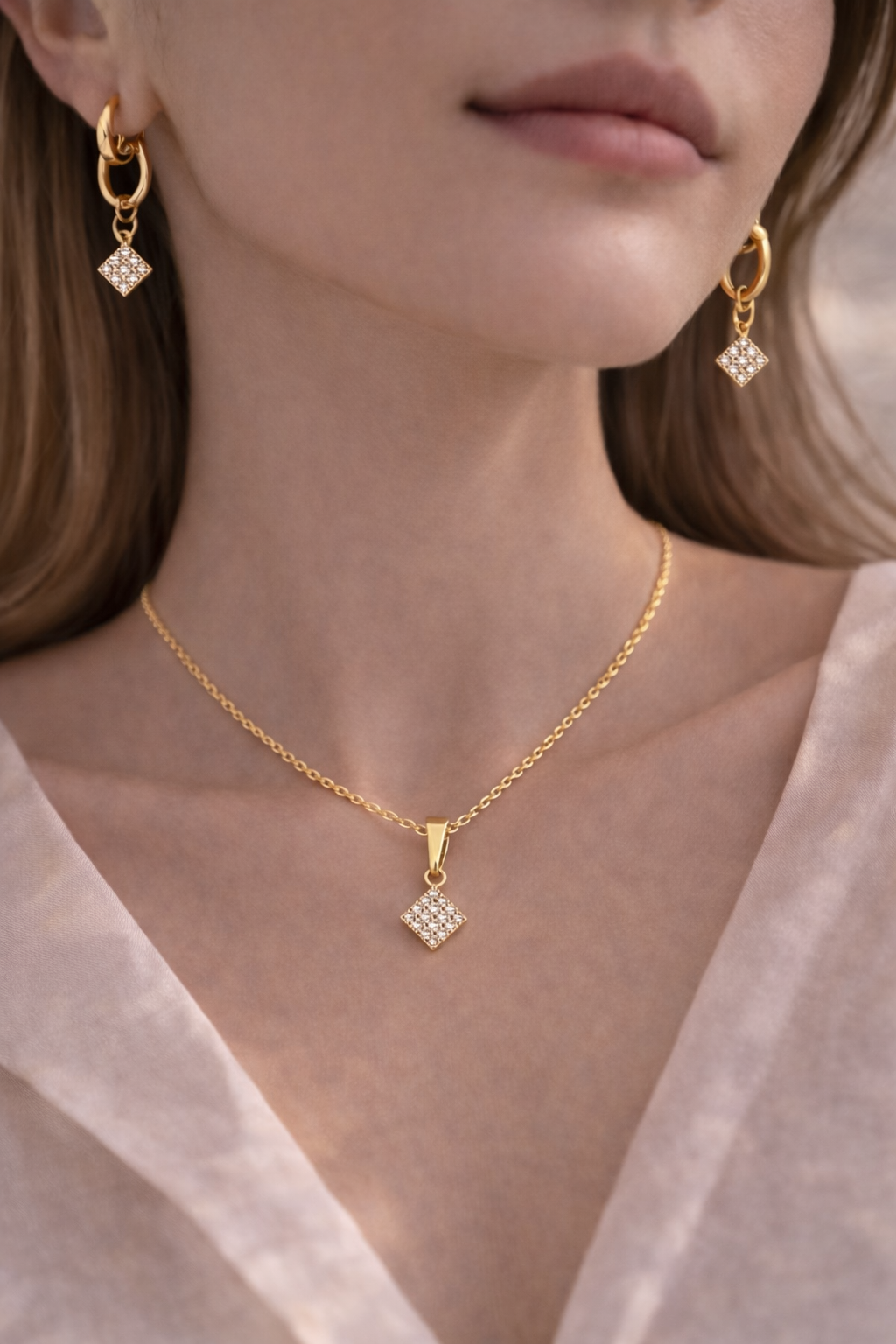 Medicininio 18K aukso kvadratų papuošalų rinkinys