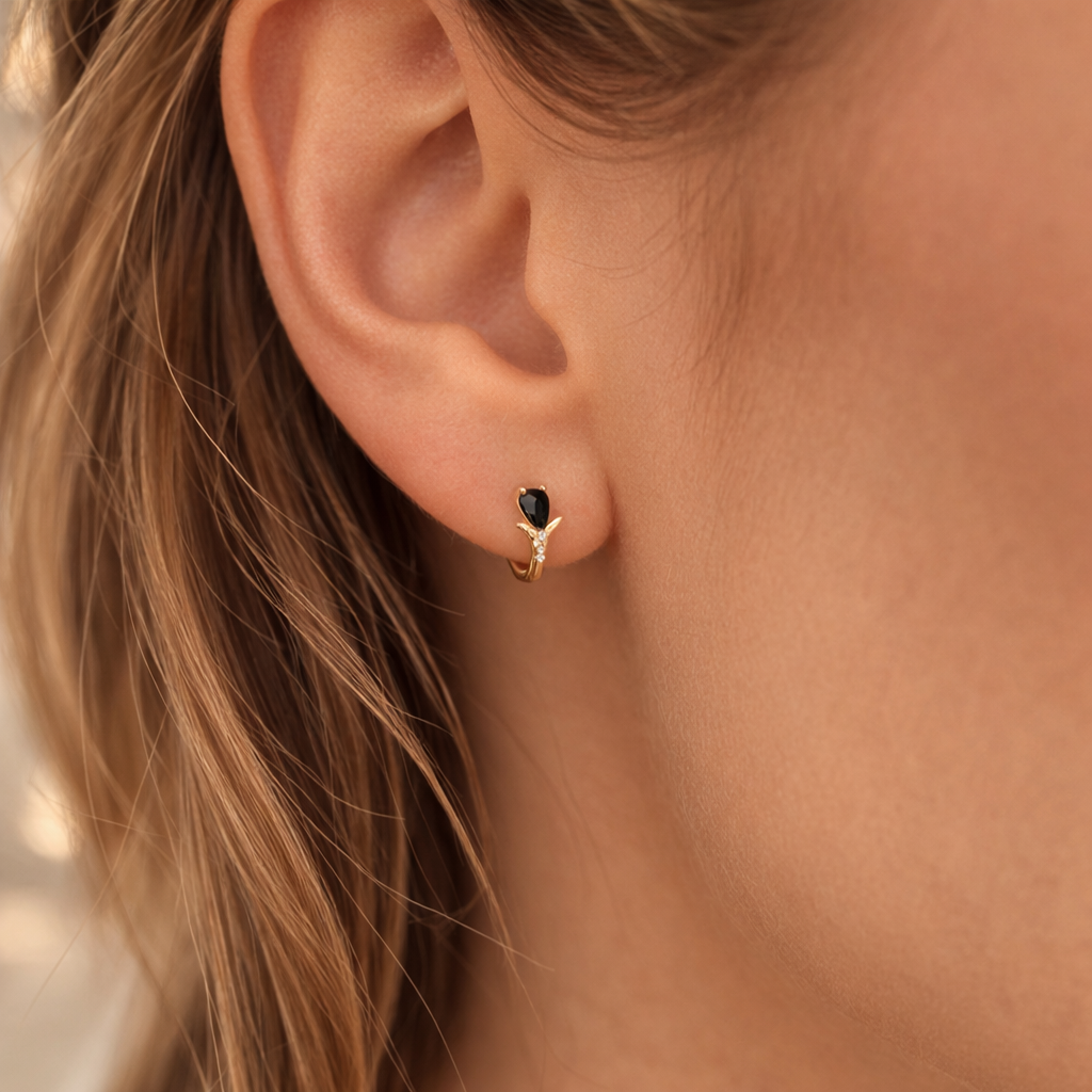 Medicininio 18K aukso auskarai su juodu akmeniu