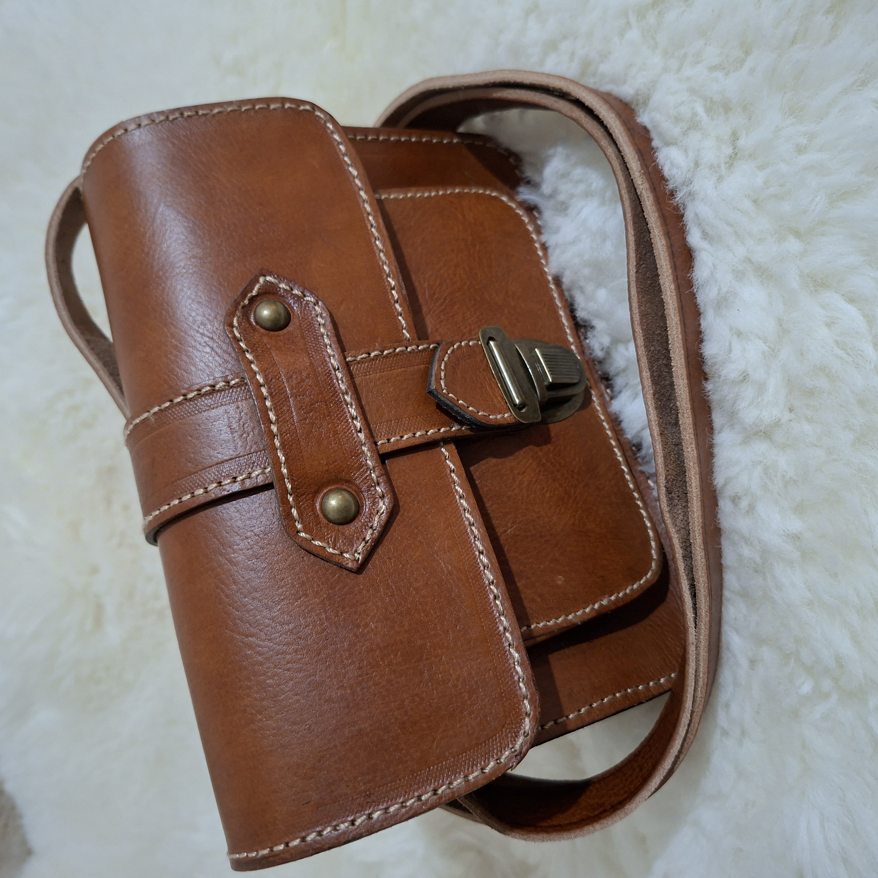 Sac bandoulière artisanal en cuir véritable – Fait main