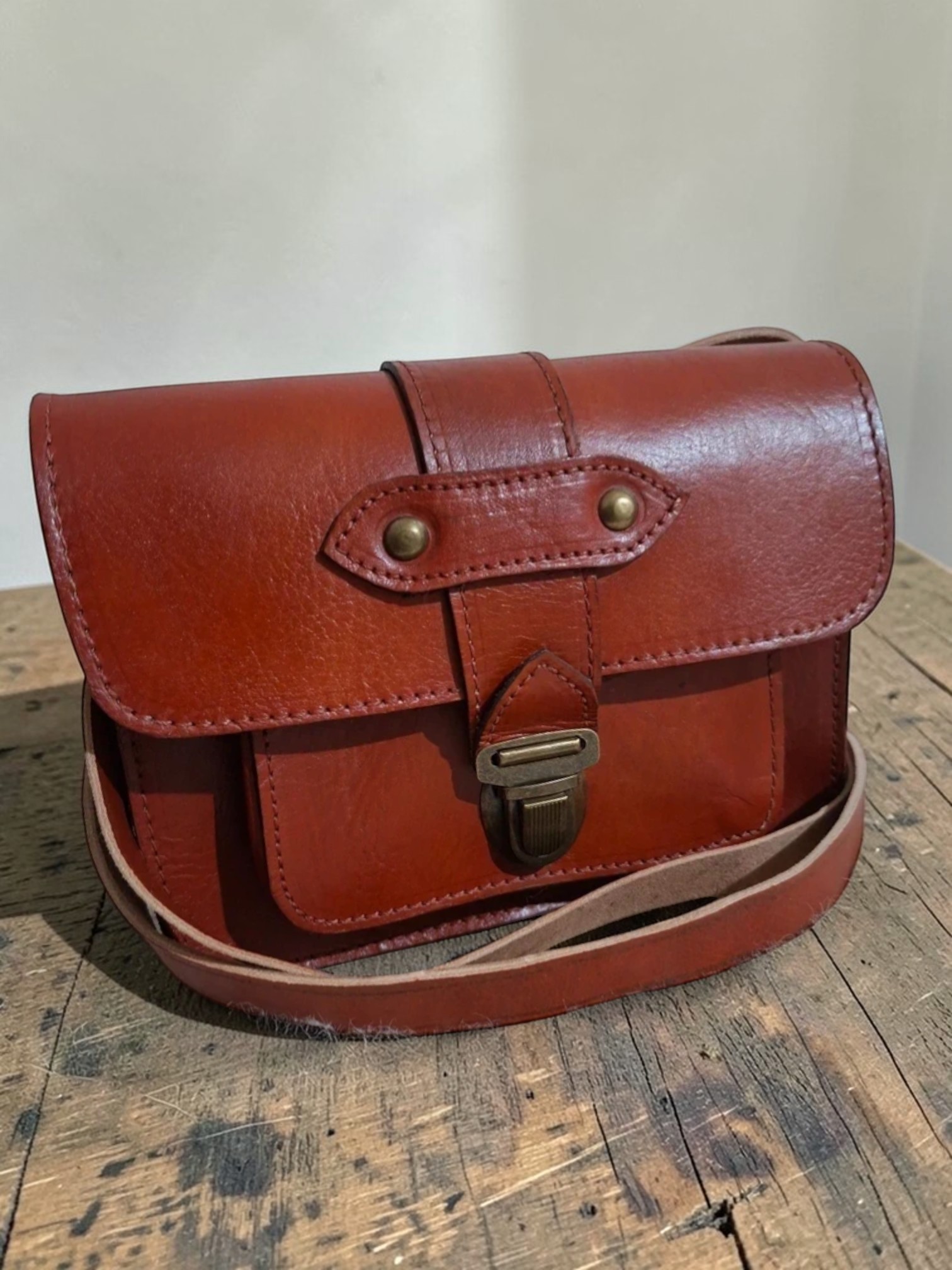 Sac bandoulière artisanal en cuir véritable – Fait main