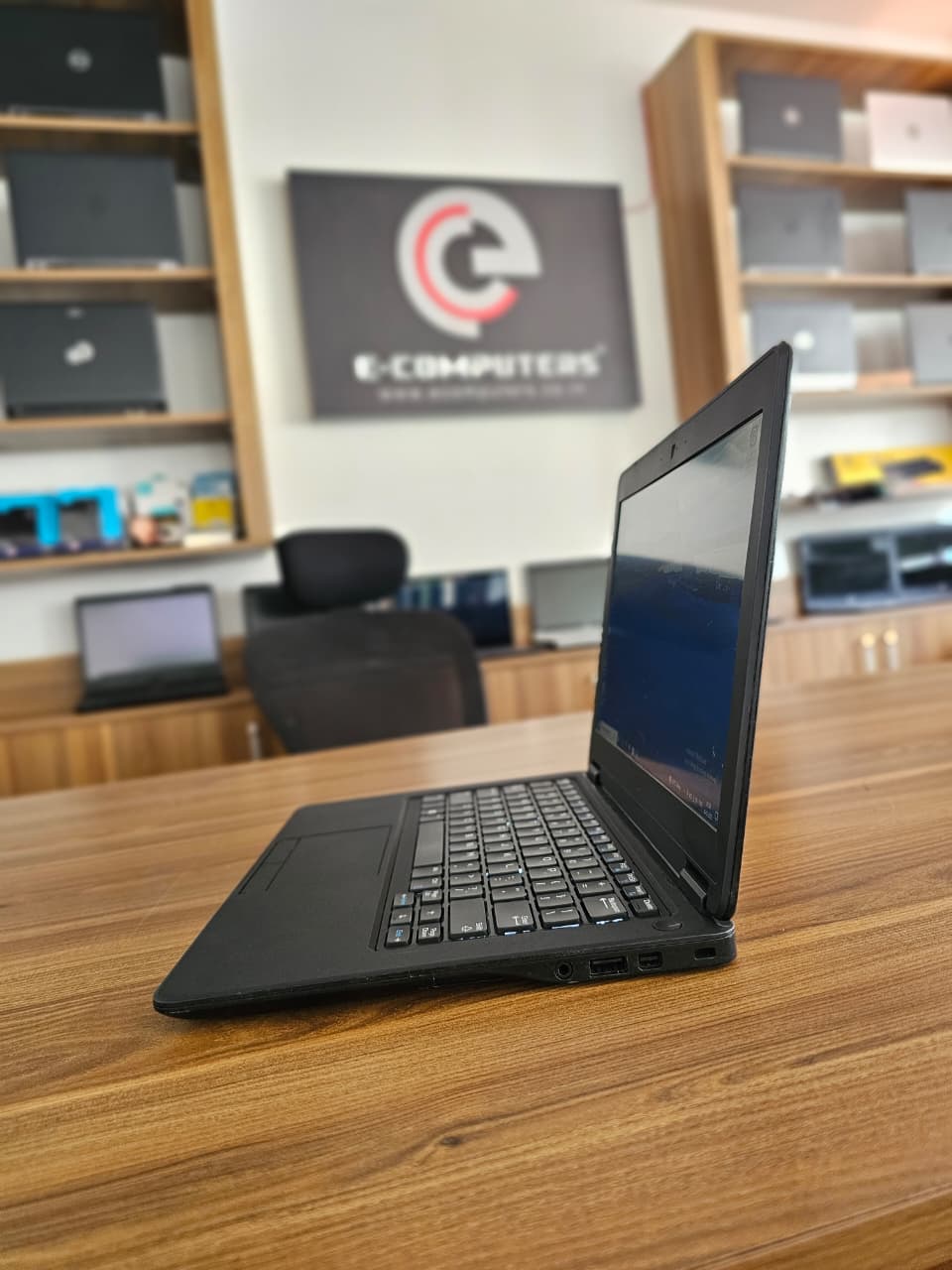 Dell slim and lightweight i7 laptop with 8GB RAM & 128GB SSD Windows 11 pro Original OS