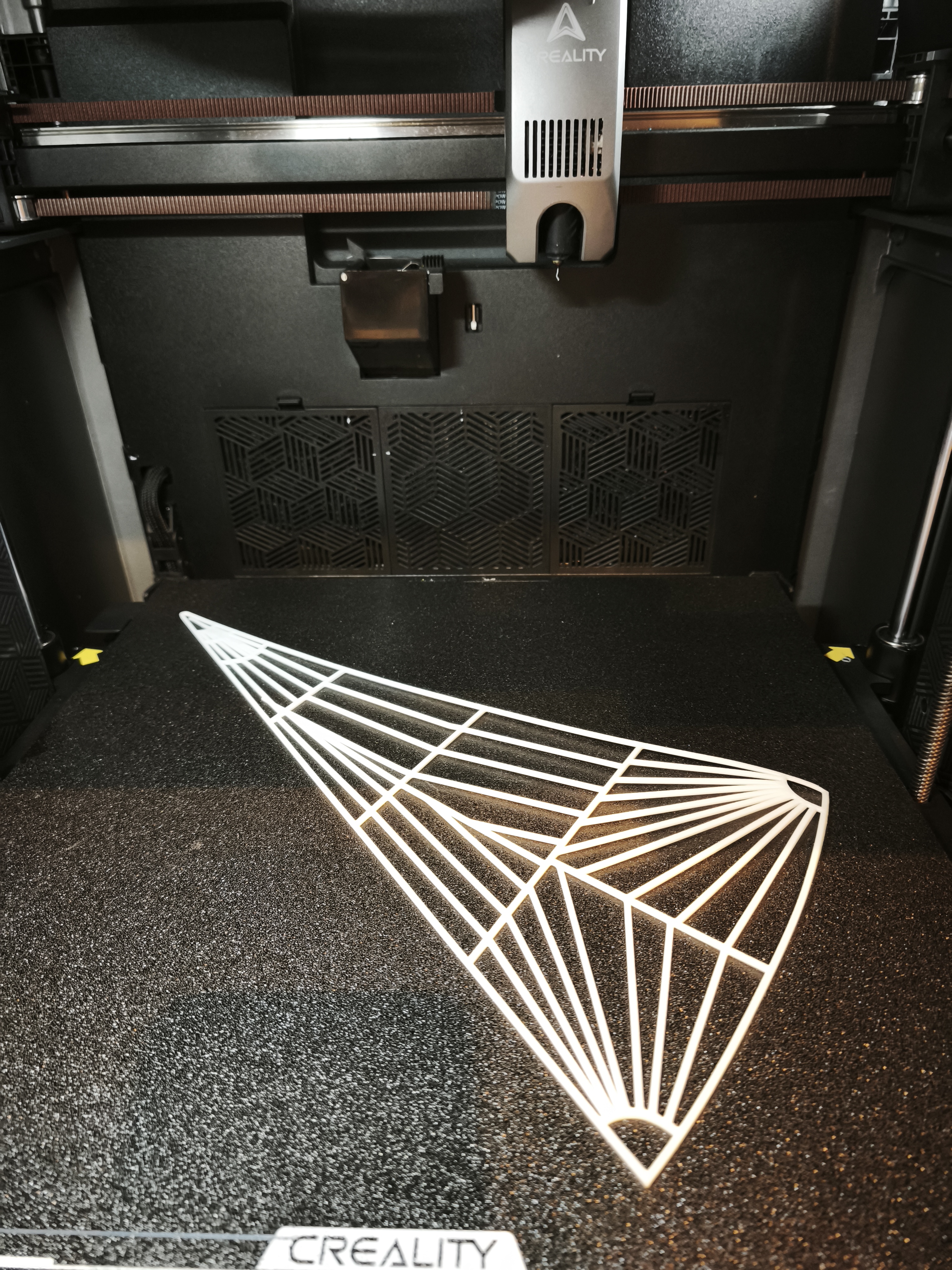 Structure décorative géométrique – Voile tri-radiale – Hauteur 35 cm