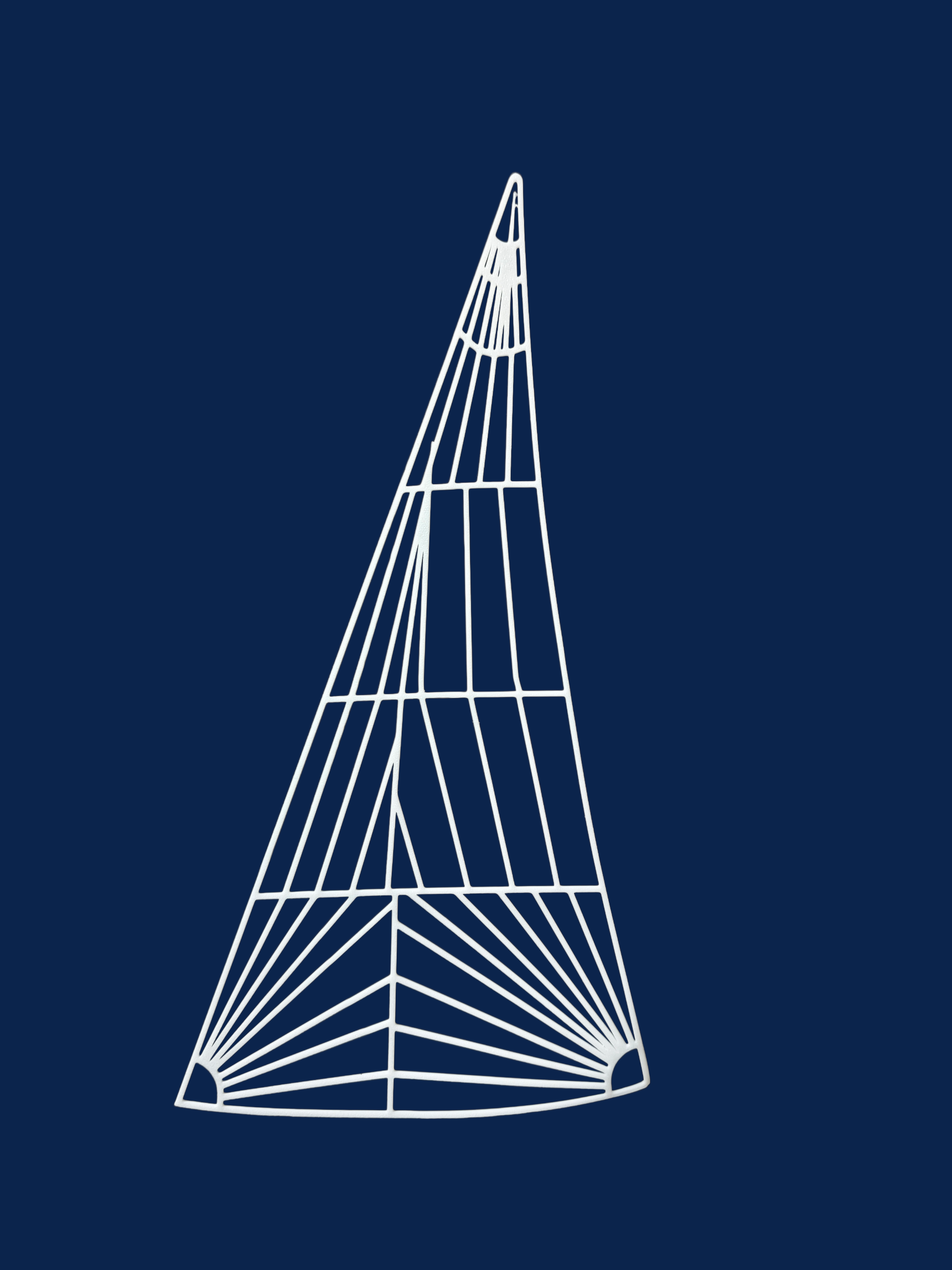 Structure décorative géométrique – Voile tri-radiale – Hauteur 35 cm