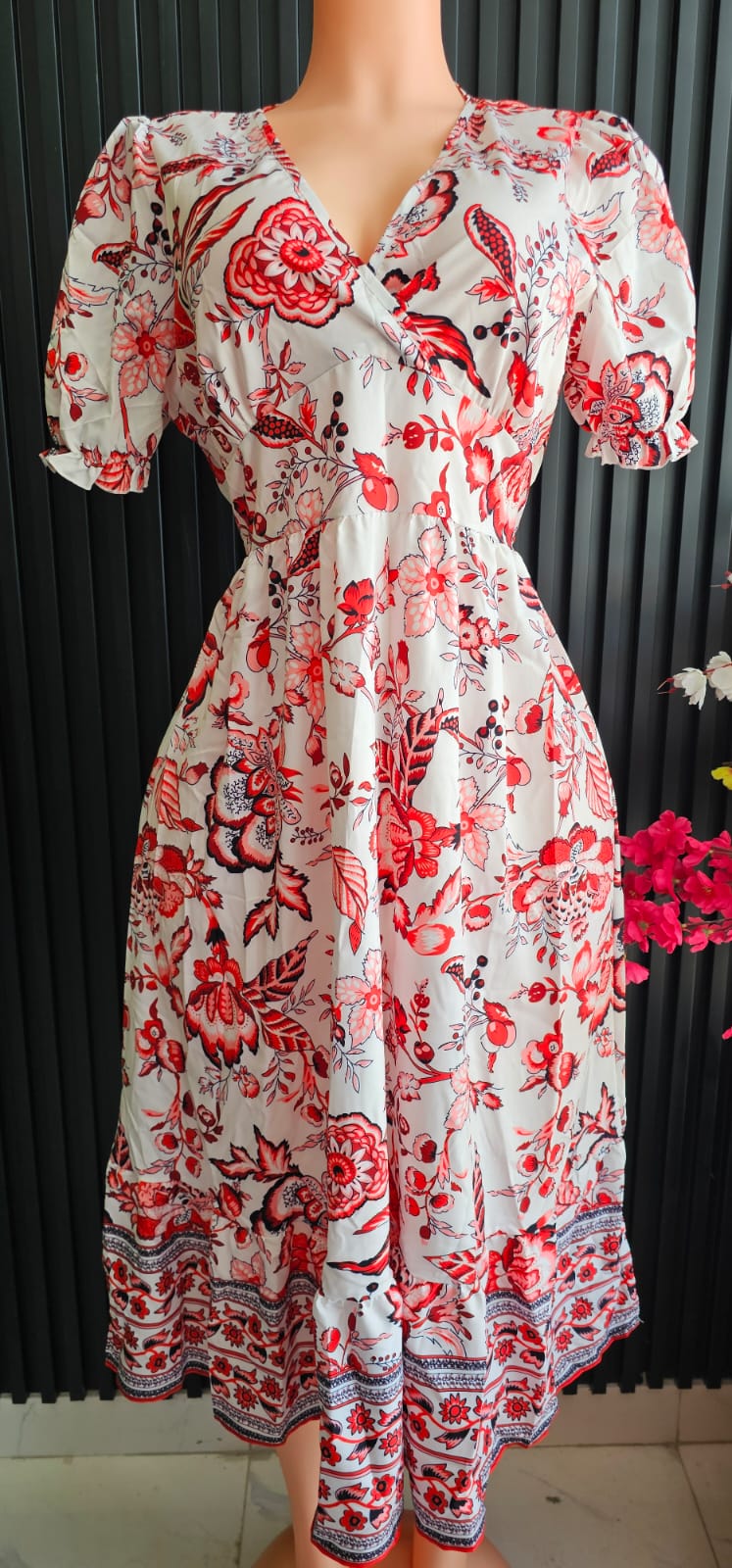 V-Neck  Women’s Floral Midi Dress – White/Red (One Size /L)