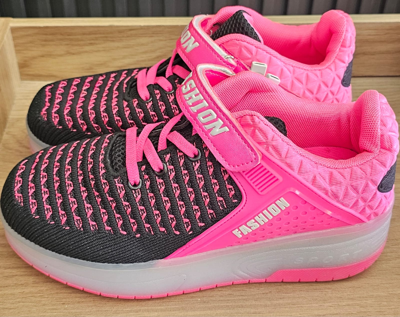 Fashion Children’s Sporty Sneakers – Neon Pink/Black (UK 12 / EU 31)