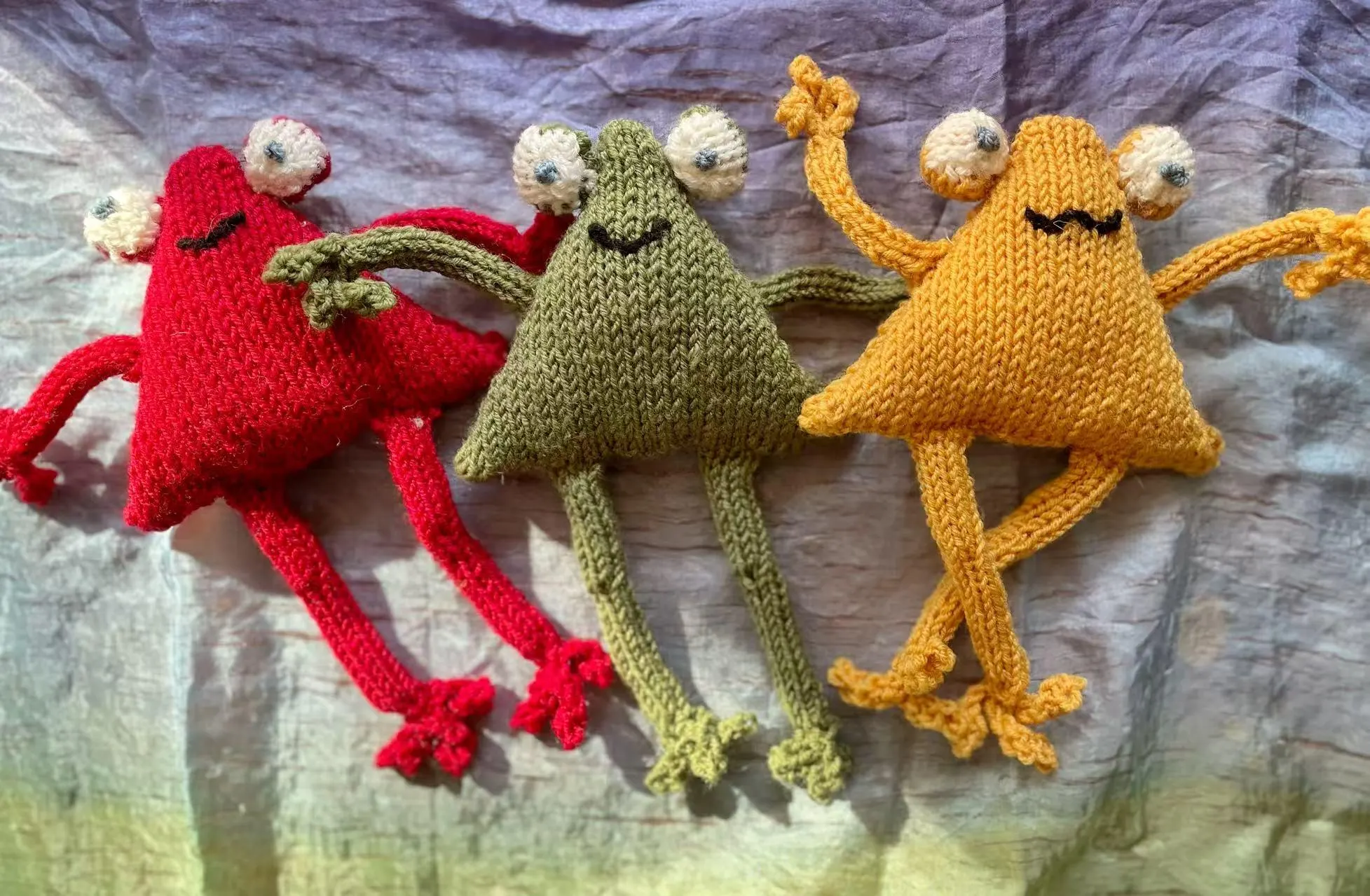 The Frog soft toy knitting pattern