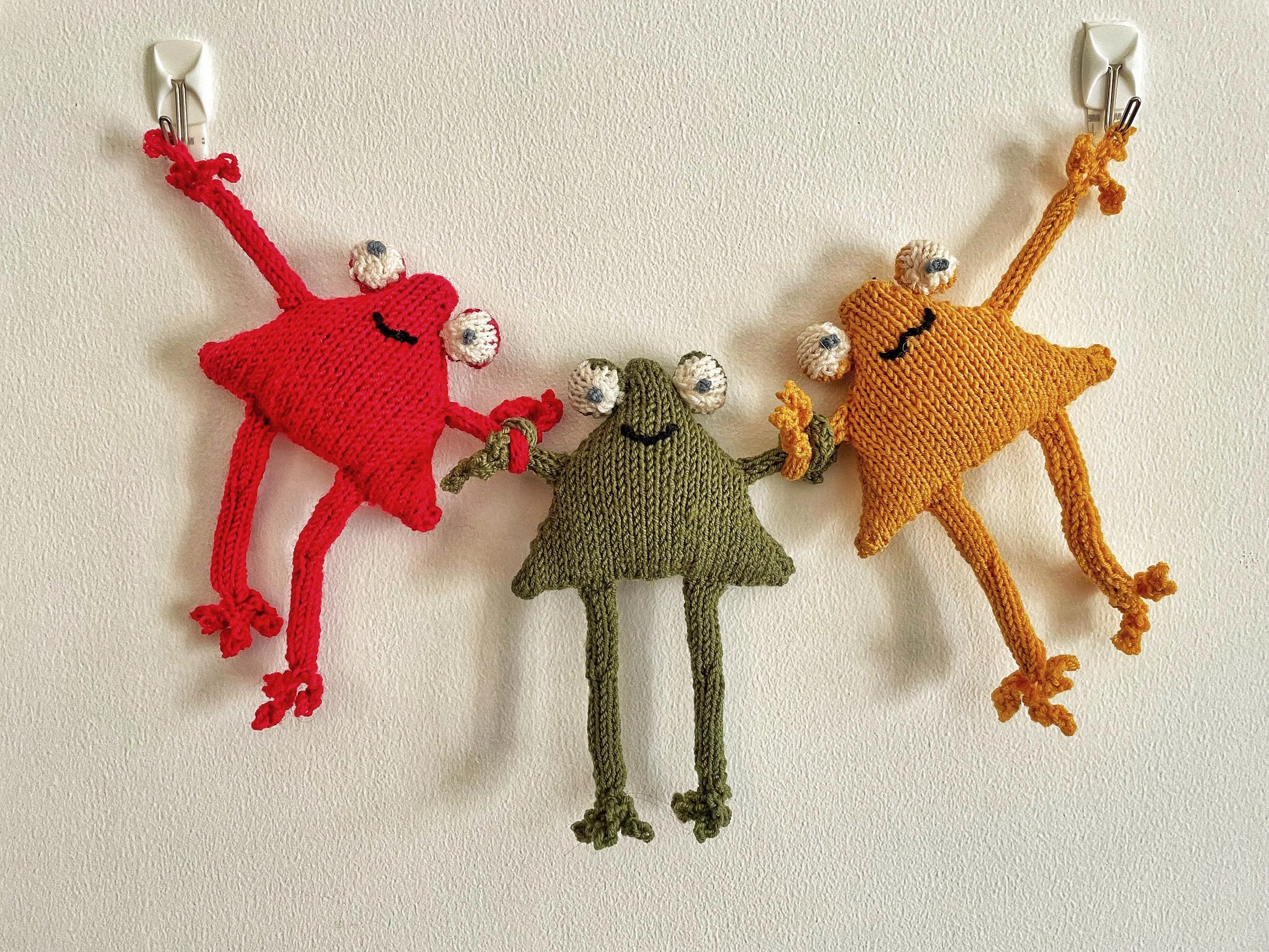 The Frog soft toy knitting pattern