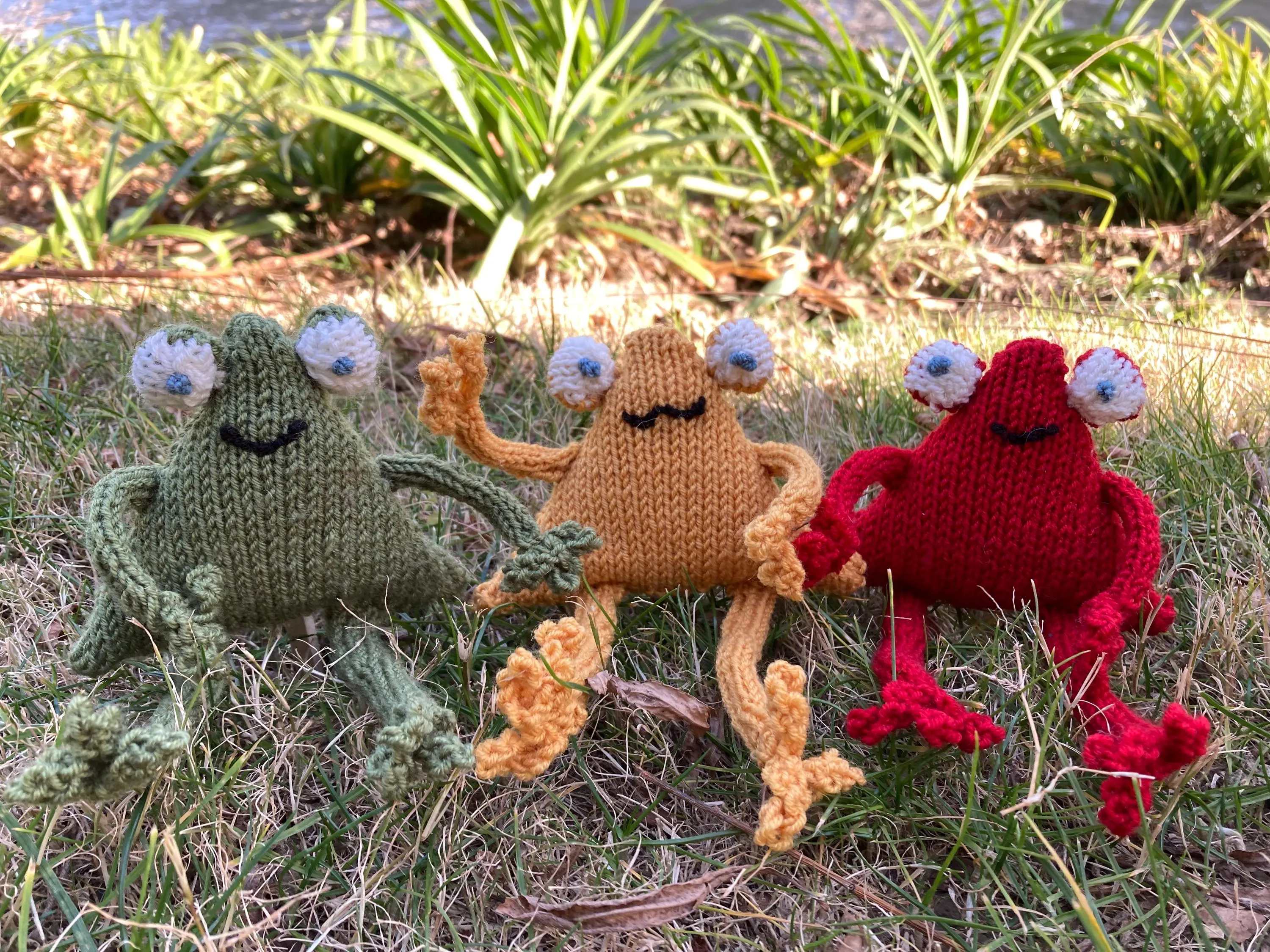 The Frog soft toy knitting pattern