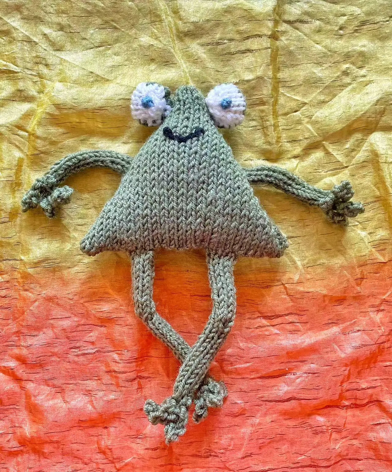 The Frog soft toy knitting pattern