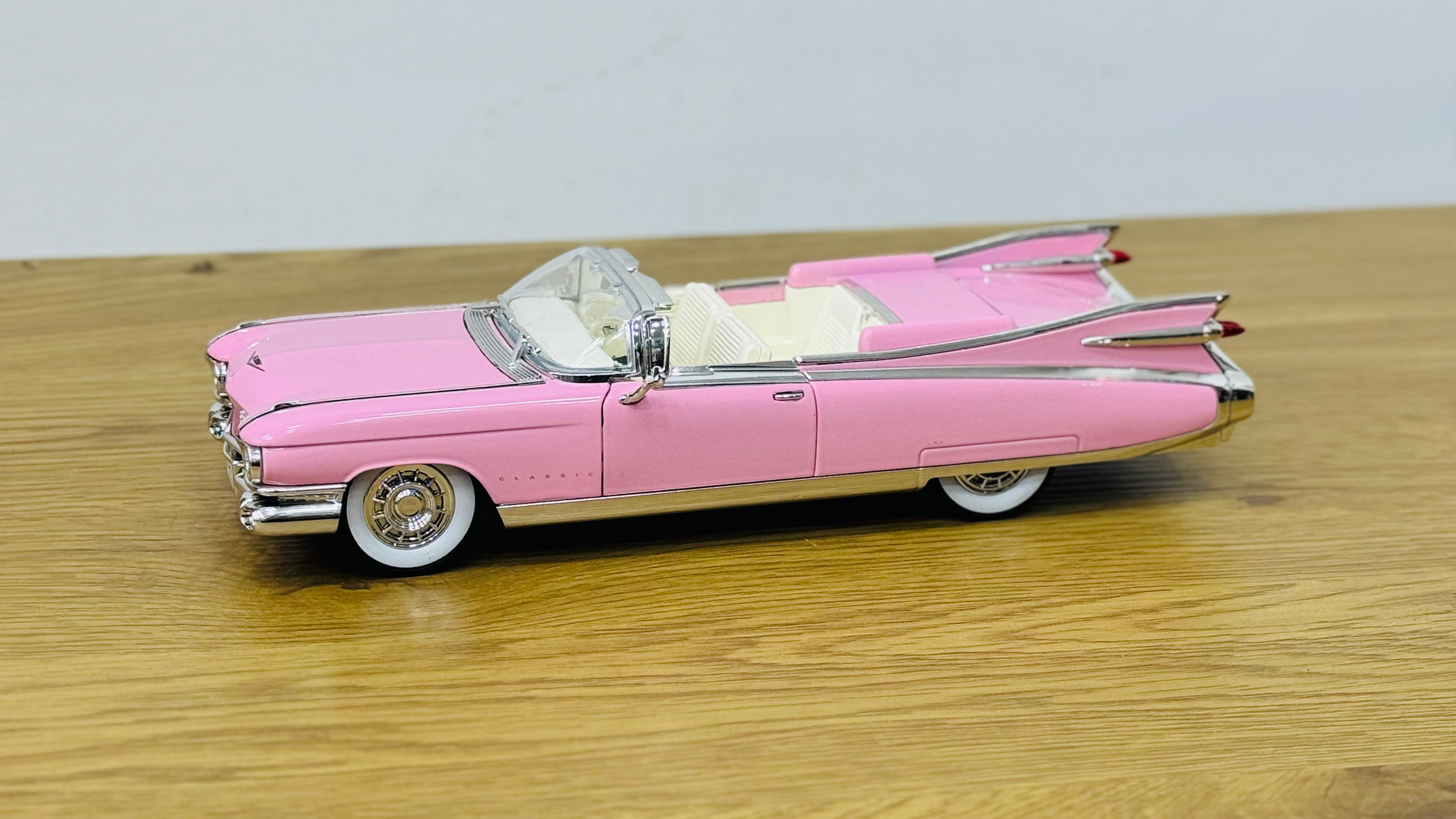 Retro Çəhrayı Cadillac Metal Avtomobil Maketi