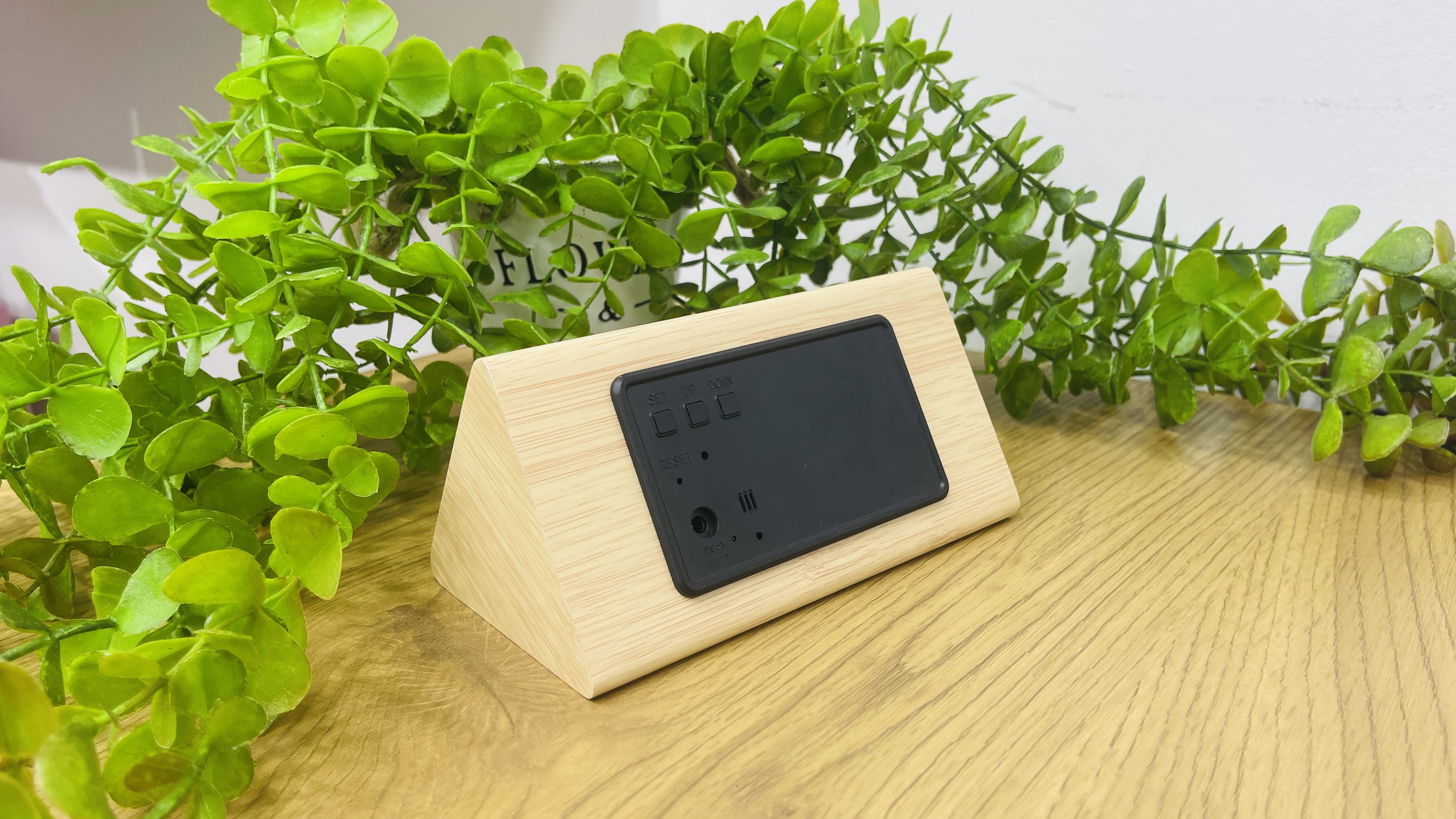 Taxta Dizaynlı Sarı LED Saat 